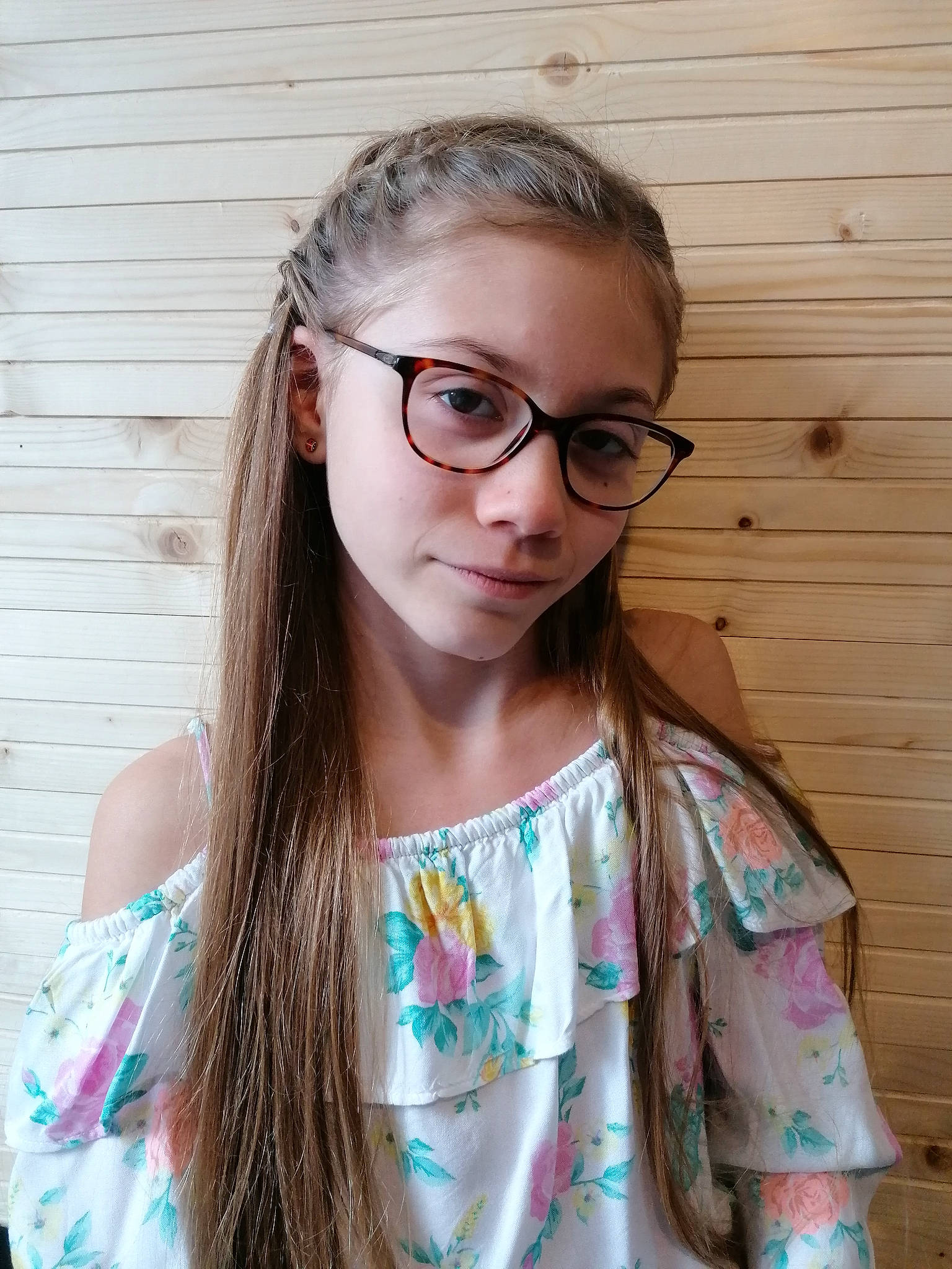 Maëline participe au concours pour gagner de l'argent avec cette photo : blond, brown_hair, eyebrow, eyelash, eyewear, face, fashion, forehead, fun, glasses, hair, happy, lip, long_hair, neck, person, shoulder, skin, sleeve, street_fashion