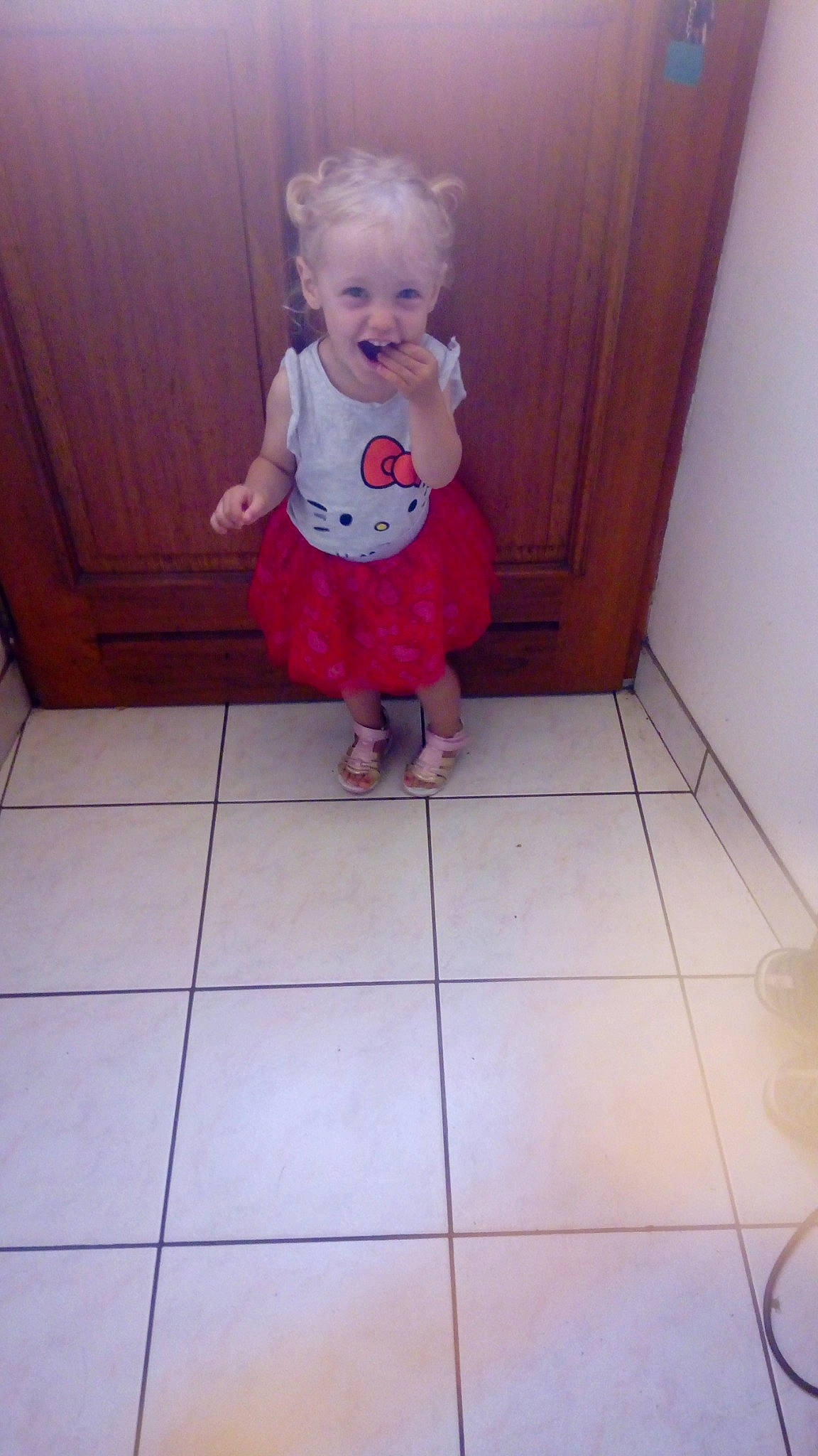 Marine participe au concours pour gagner de l'argent avec cette photo : child, floor, flooring, joy, pattern, person, standing, tile, toddler