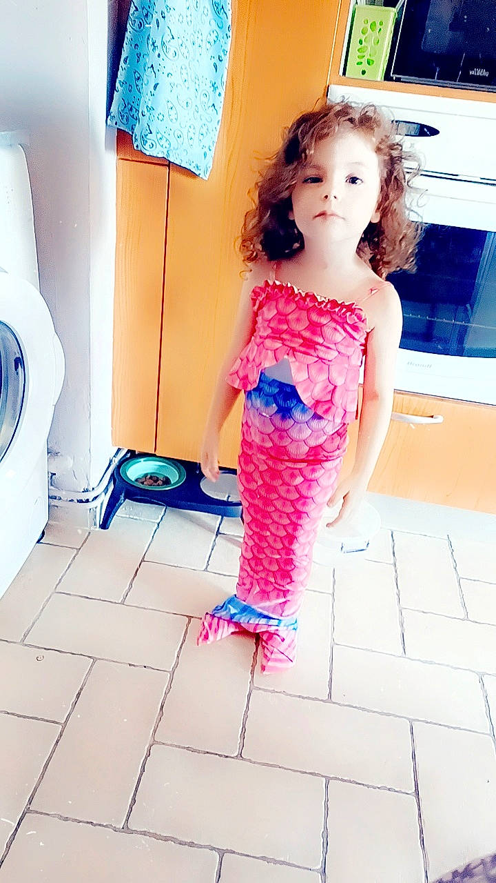 Élina participe au concours pour gagner de l'argent avec cette photo : baby_toddler_clothing, blue, day_dress, electric_blue, fashion_design, floor, flooring, happy, human_leg, joint, leg, magenta, one_piece_garment, person, pink, purple, shoulder, sleeve, t_shirt, thigh