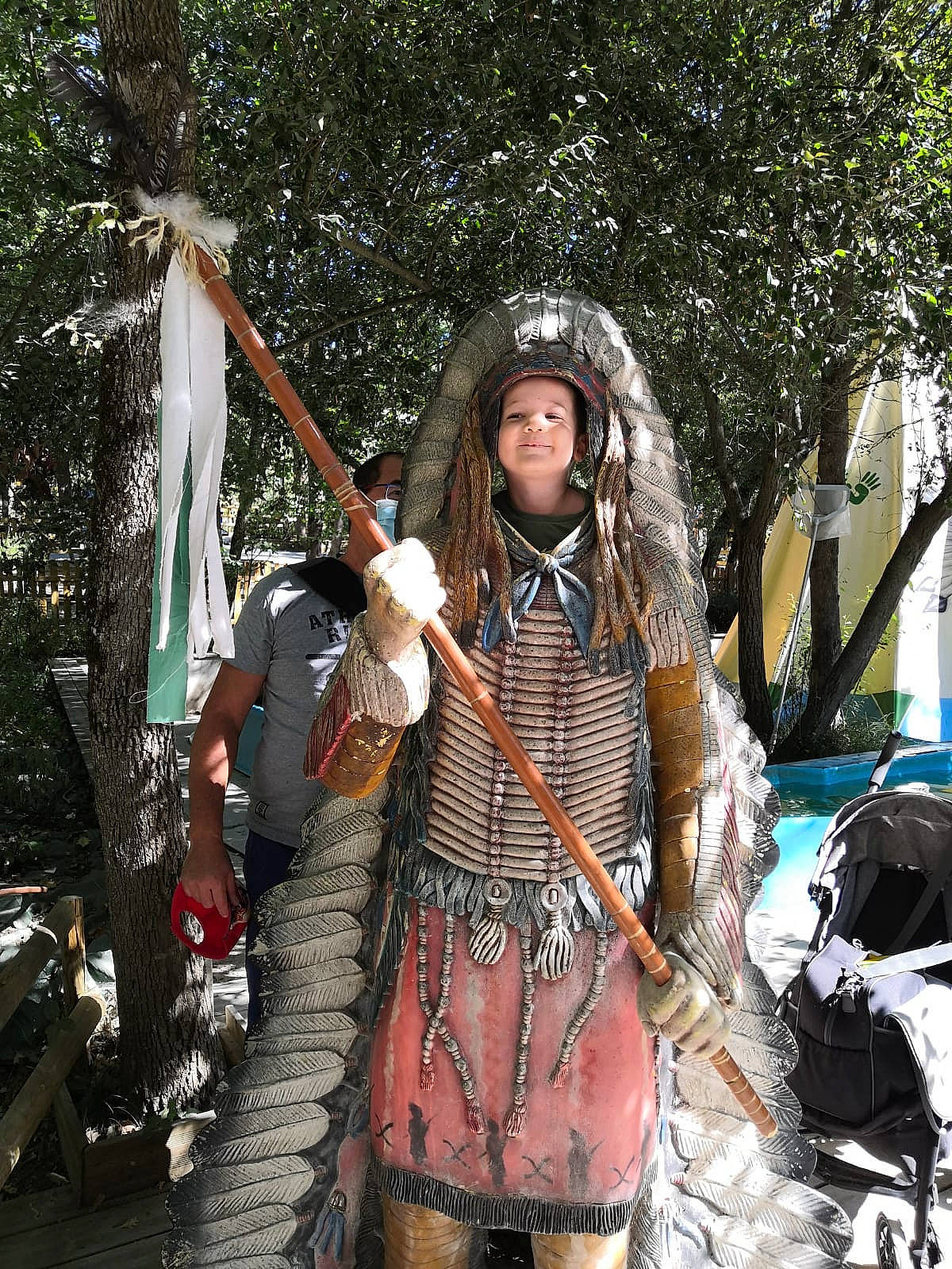 Kylian a rejoint le concours — aidez-le/la à gagner de superbes lots ! armour, bag, beard, belt, chest, costume, event, fiction, flesh, fun, hat, headwear, history, knight, luggage_and_bags, middle_ages, musician, person, shorts, street_fashion