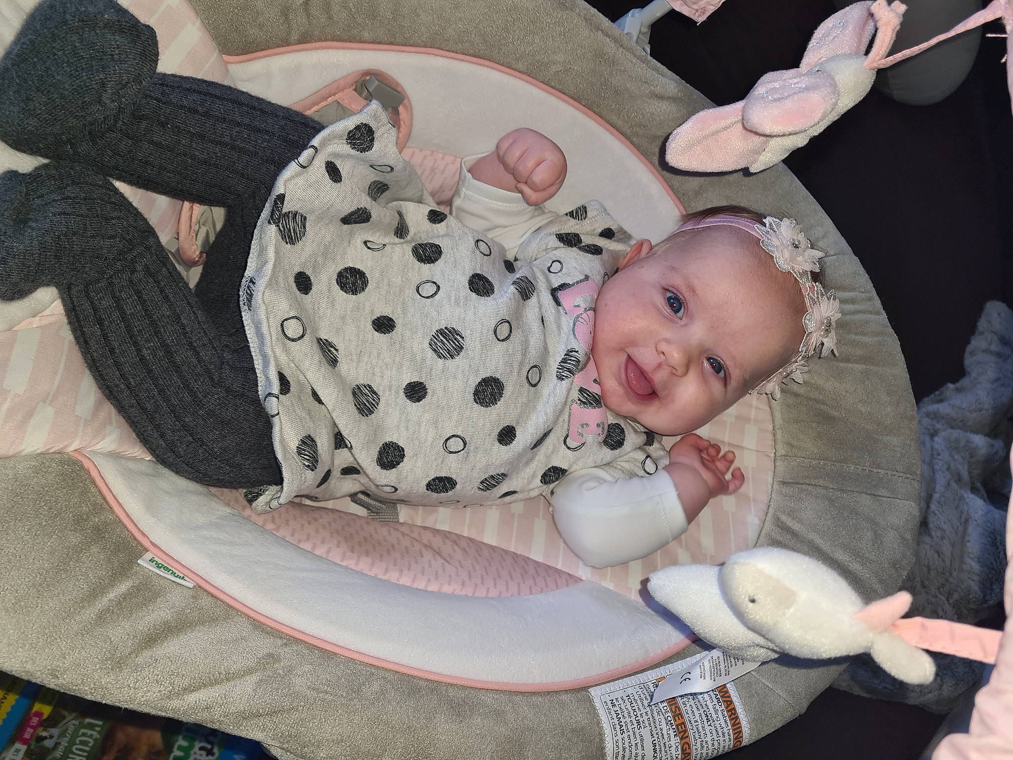 Mya a rejoint le concours — aidez-le/la à gagner de superbes lots ! baby, baby_carriage, baby_products, baby_sleeping, baby_toddler_clothing, bag, beauty, child, comfort, fashion_accessory, happy, headgear, infant_bed, pattern, person, pink, sitting, smile, textile, toddler