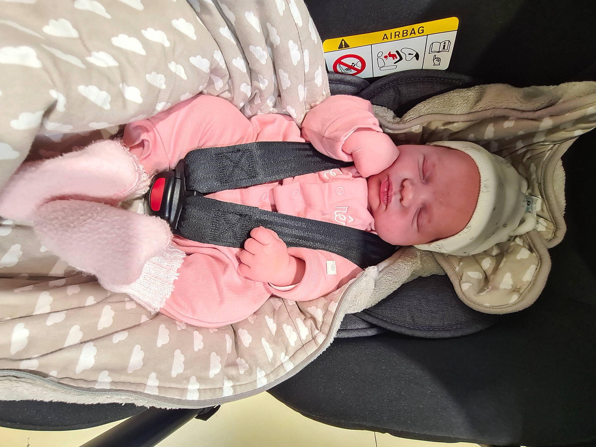 Mya a rejoint le concours — aidez-le/la à gagner de superbes lots ! baby, baby_carriage, baby_products, baby_sleeping, baby_toddler_clothing, cheek, child, comfort, eye, finger, gesture, hand, linens, nail, pattern, person, pink, sleeve, textile, thumb