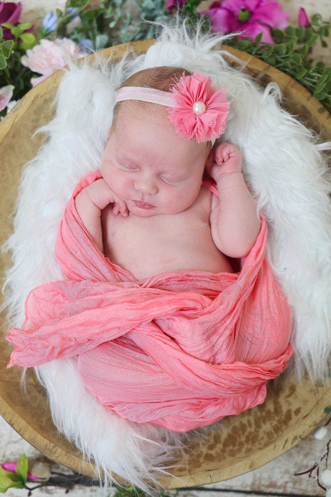 Mya participe au concours pour gagner de l'argent avec cette photo : baby, baby_toddler_clothing, child, dress, embellishment, event, flower, grass, happy, headband, headgear, headpiece, jewellery, peach, person, petal, pink, plant, skin, textile