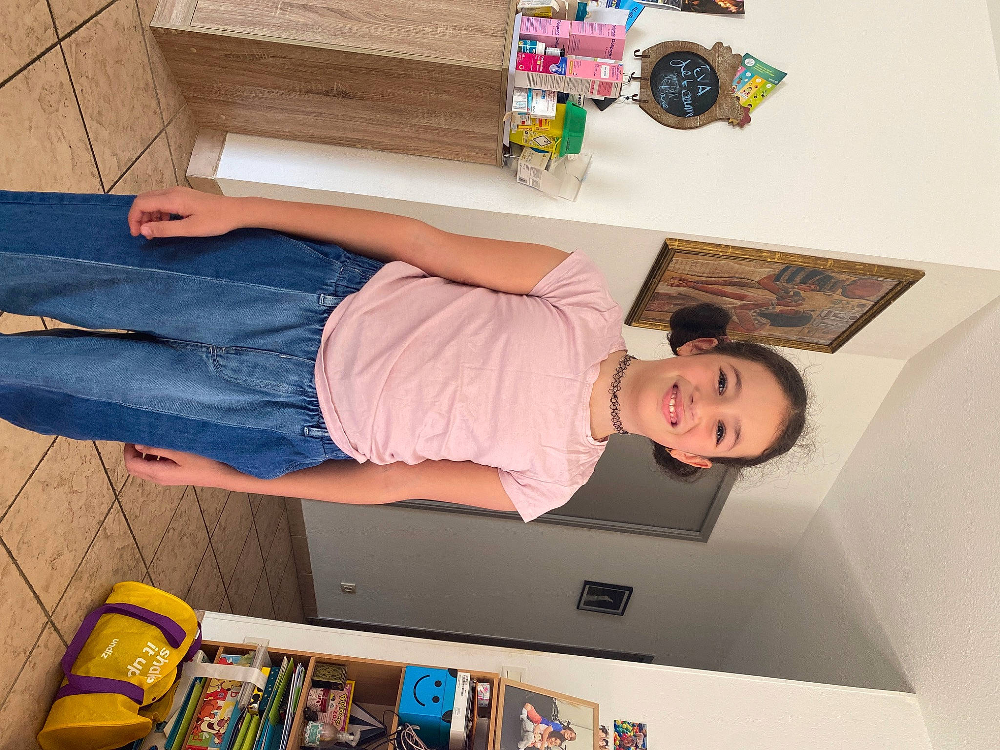 Eva participe au concours pour gagner de l'argent avec cette photo : abdomen, chest, comfort, denim, elbow, fun, human_leg, joy, knee, person, room, shelf, shelving, shorts, t_shirt, thigh, visual_arts, waist, wood, wrist