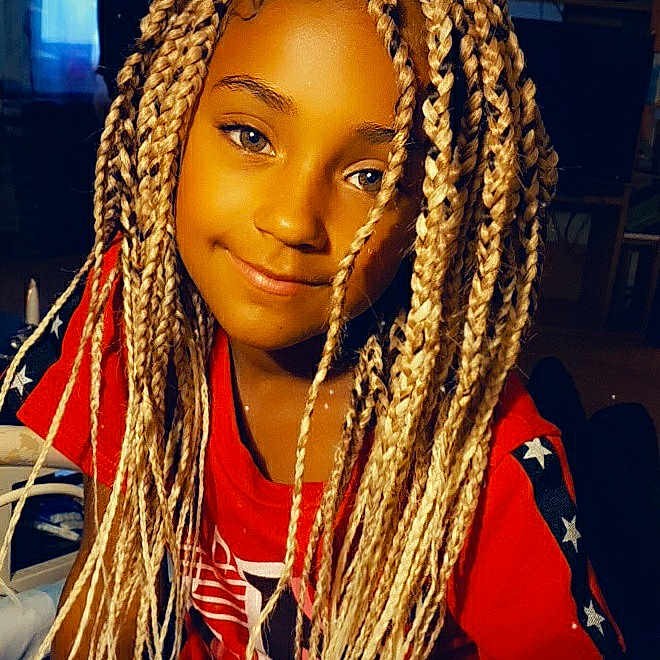 Luna participe au concours pour gagner de l'argent avec cette photo : adaptation, audio_equipment, black_hair, chin, cool, cornrows, dreadlocks, eye, eyebrow, facial_expression, fashion, fashion_design, forehead, hair, hairstyle, happy, headgear, human_body, smile, temple