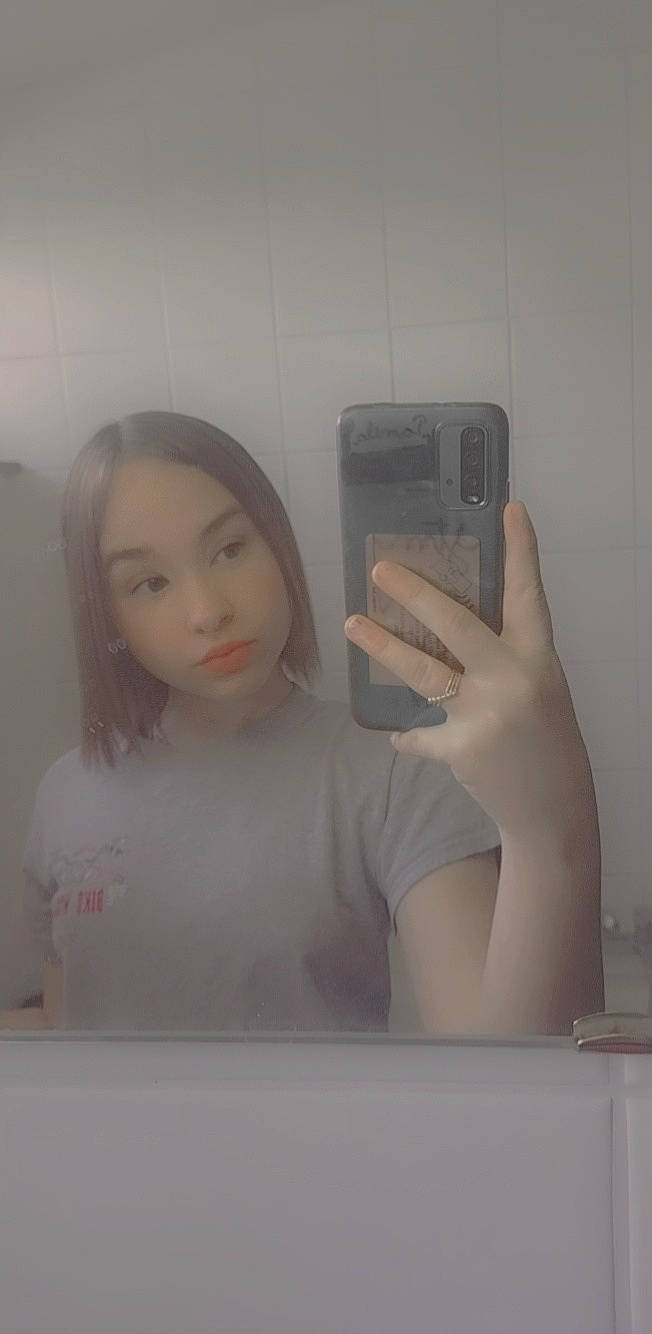 Pamela a rejoint le concours — aidez-le/la à gagner de superbes lots ! black_hair, cameras_optics, chest, elbow, eyelash, flash_photography, fun, gesture, hair, jaw, lip, long_hair, material_property, mirror, neck, person, room, selfie, shoulder, thumb