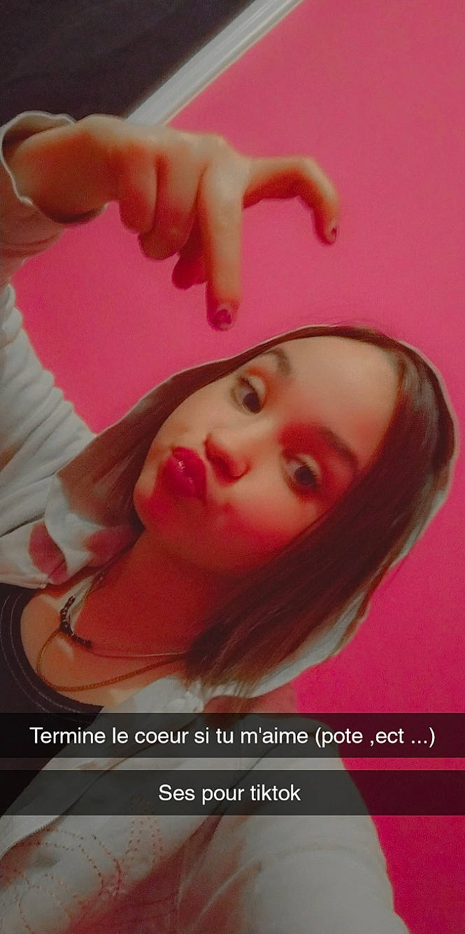 Pamela a rejoint le concours — aidez-le/la à gagner de superbes lots ! cheek, cosmetics, ear, eye, eyelash, face, finger, forehead, gesture, hair, hand, jaw, lip, lipstick, long_hair, mouth, nail, neck, nose, person