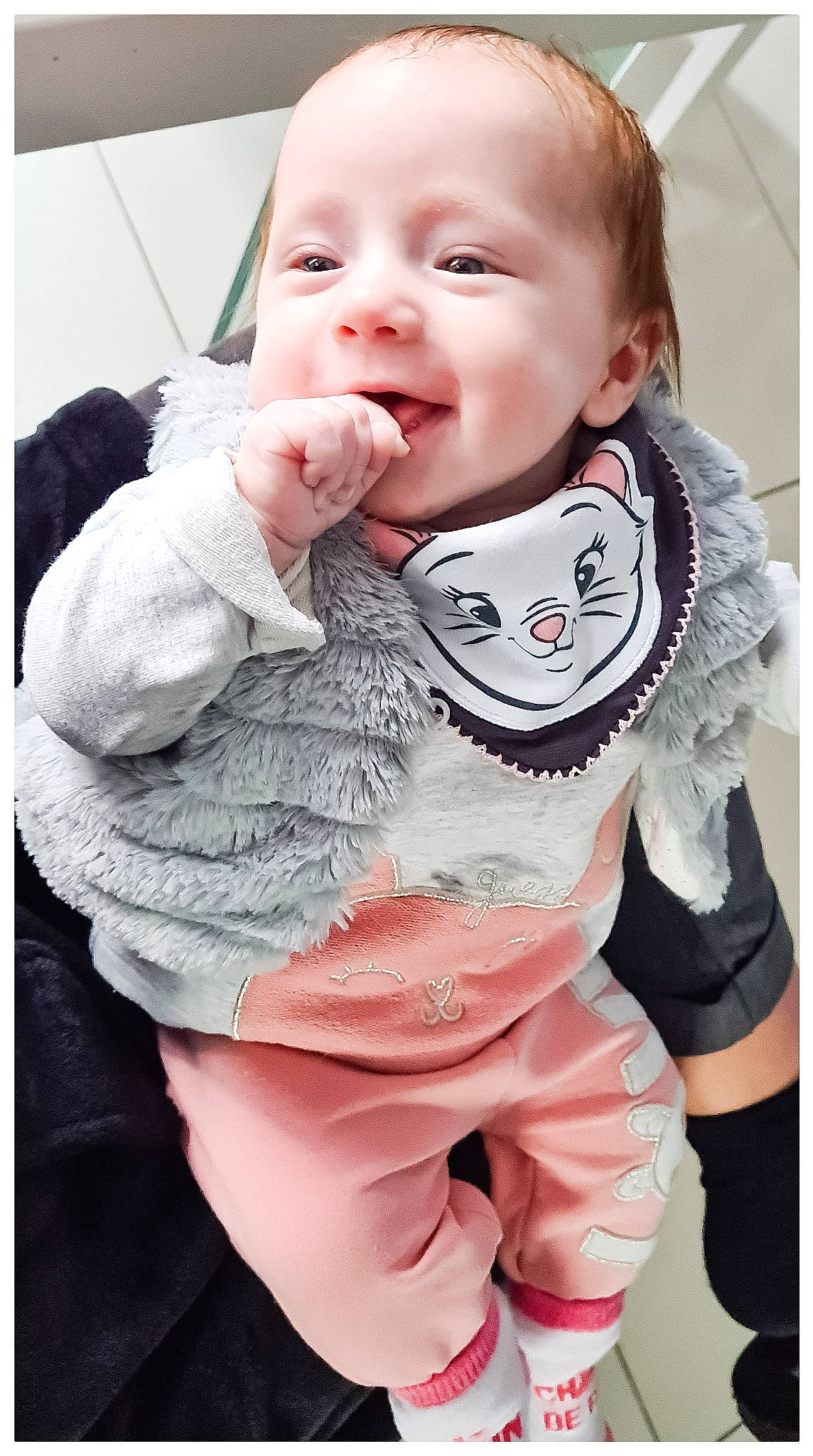 Angelina a rejoint le concours — aidez-le/la à gagner de superbes lots ! baby, baby_toddler_clothing, beauty, cheek, clothing, collar, comfort, gesture, happy, lip, mouth, organ, person, photograph, pink, product, skin, sleeve, smile, toddler
