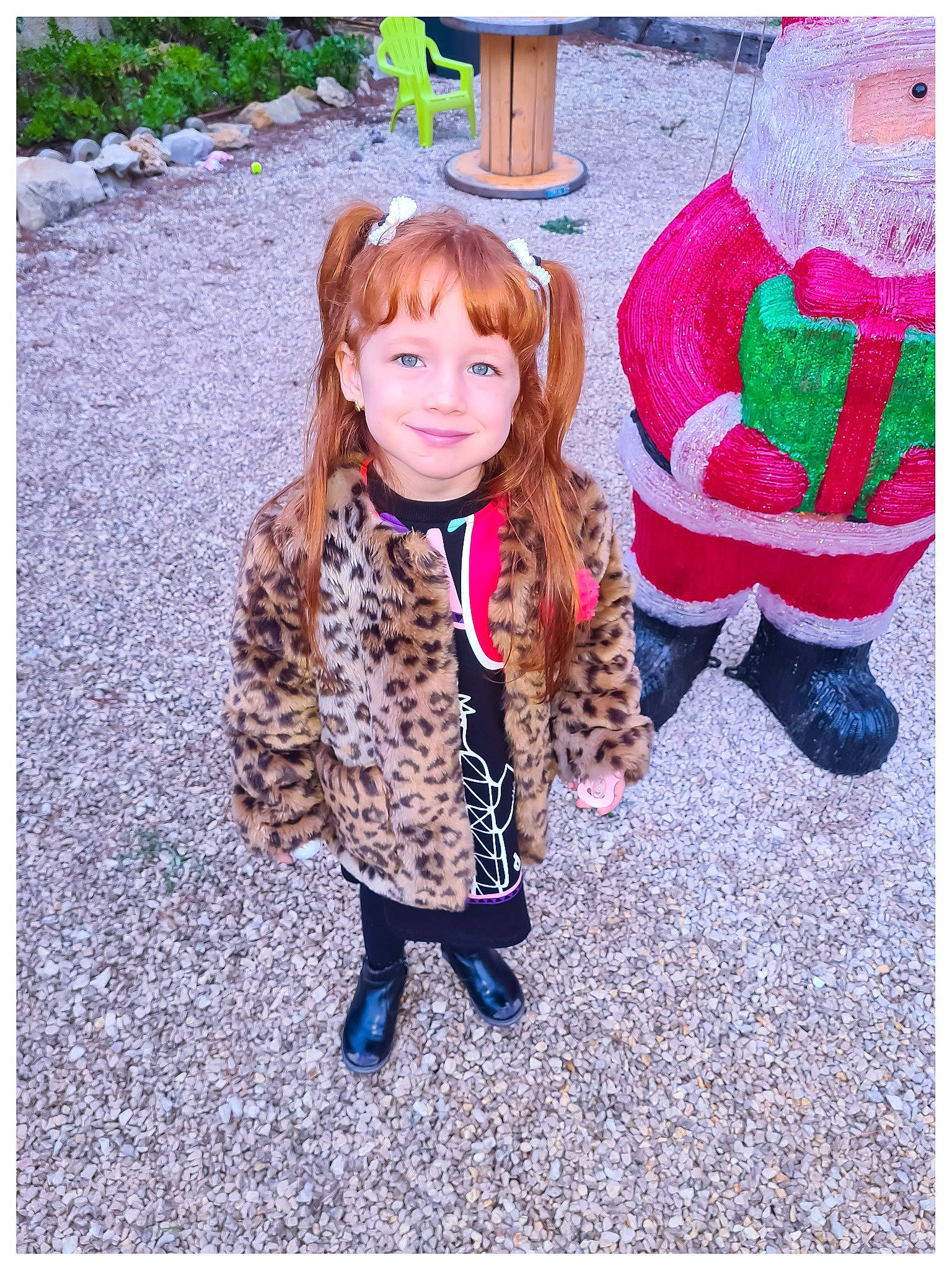 Angelina a rejoint le concours — aidez-le/la à gagner de superbes lots ! child, event, fashion_accessory, fun, fur, grass, happy, joy, leisure, magenta, outerwear, pattern, person, play, purple, recreation, sleeve, smile, snapshot, toddler