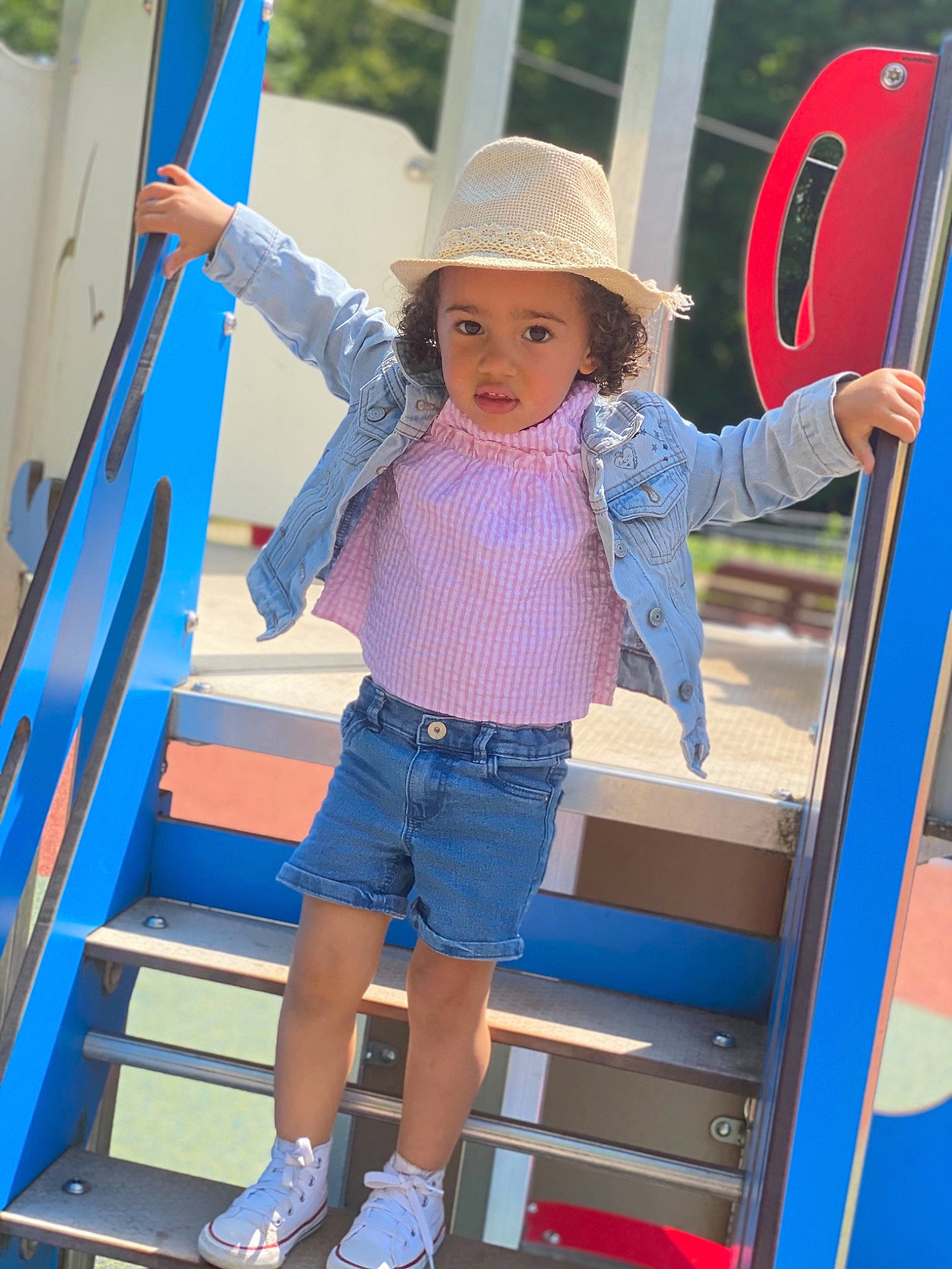 Sophia a rejoint le concours — aidez-le/la à gagner de superbes lots ! blue, denim, electric_blue, fun, hat, headwear, leisure, outdoor_play_equipment, person, pink, playground, recreation, shoe, shorts, sneakers, standing, street_fashion, sun_hat, thigh, toy