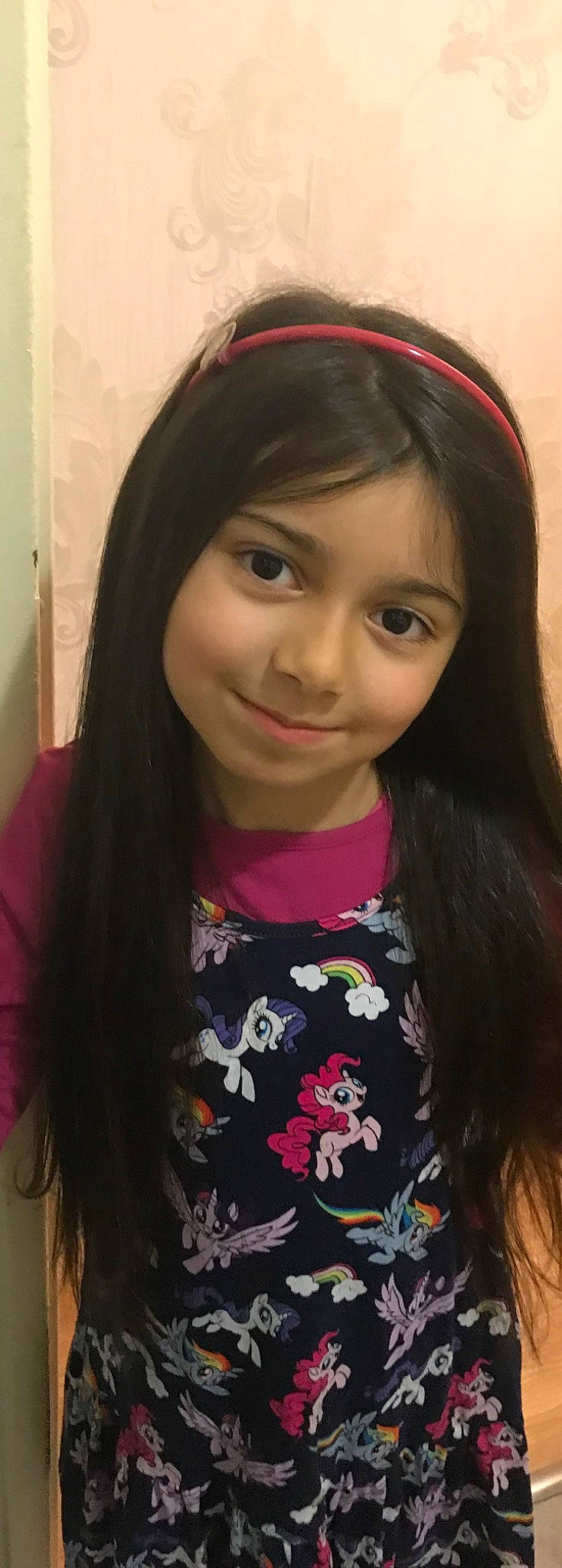 Ela participe au concours pour gagner de l'argent avec cette photo : bangs, beauty, black_hair, brown_hair, cheek, eyebrow, fashion_accessory, forehead, girl, hair, hair_accessory, hair_coloring, hairstyle, head, headgear, human_hair_color, joy, lip, long_hair, person