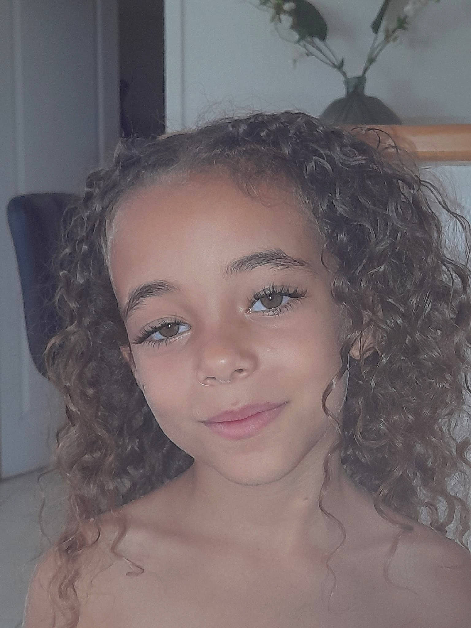 Carla a rejoint le concours — aidez-le/la à gagner de superbes lots ! chest, chin, dress, ear, eye, eyebrow, eyelash, flash_photography, forehead, happy, head, iris, jaw, joy, lip, makeover, neck, nose, person, ringlet