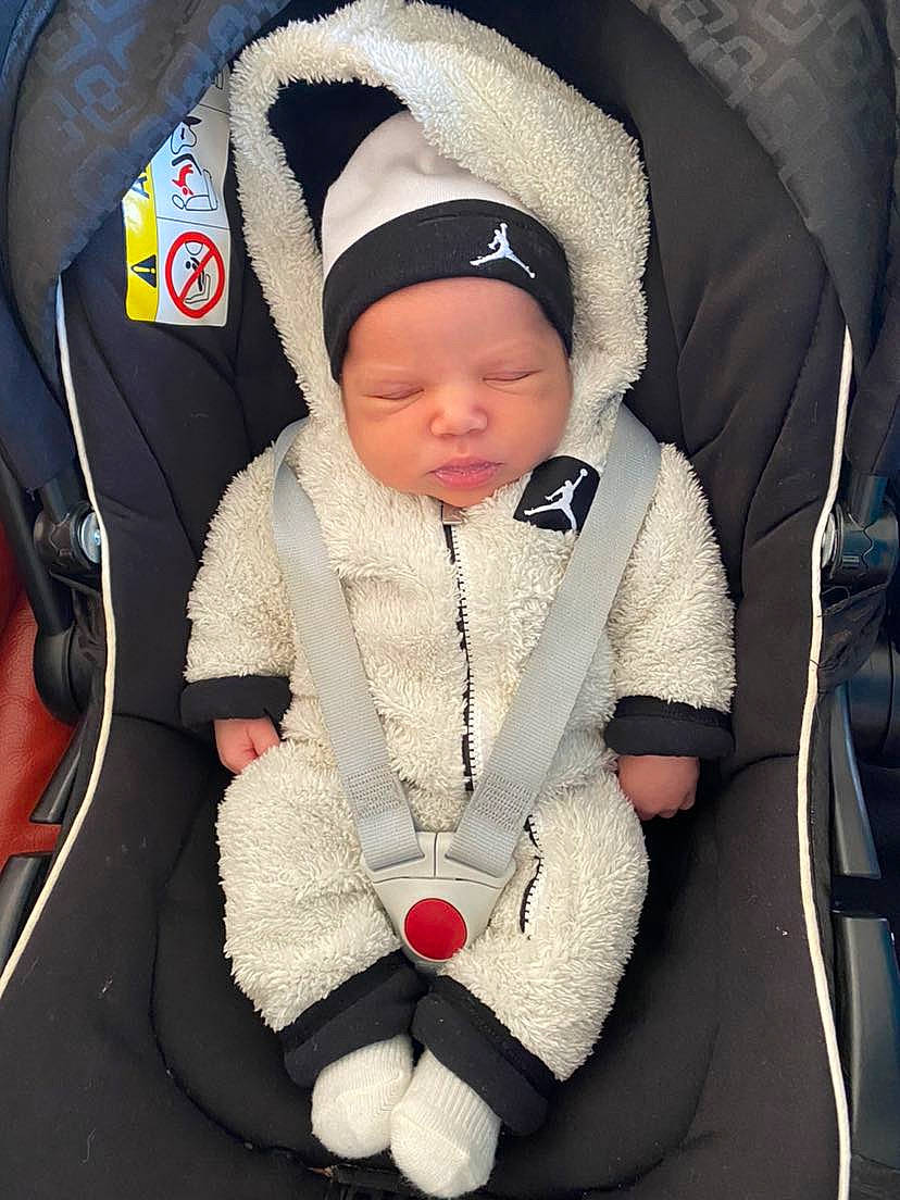 Lawson a rejoint le concours — aidez-le/la à gagner de superbes lots ! baby, baby_carriage, baby_products, baby_safety, baby_toddler_clothing, carmine, cheek, child, collar, comfort, face, facial_expression, head, headwear, human_body, lap, person, sleeve, thumb, toddler