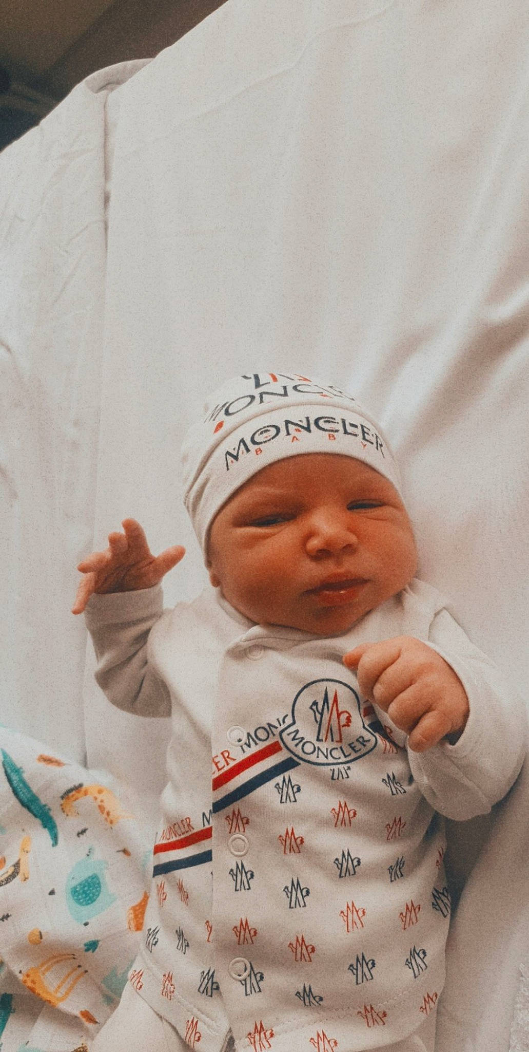 Lawson a rejoint le concours — aidez-le/la à gagner de superbes lots ! baby, baby_products, baby_sleeping, baby_toddler_clothing, beanie, bonnet, cap, cheek, child, comfort, finger, happy, hat, knit_cap, linens, pattern, person, skin, sleeve, thumb