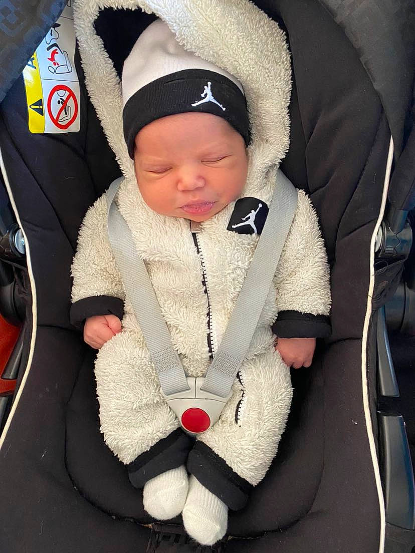 Lawson participe au concours pour gagner de l'argent avec cette photo : baby, baby_carriage, baby_products, baby_safety, baby_toddler_clothing, car_seat, carmine, child, collar, comfort, facial_expression, headwear, lap, pattern, person, sitting, sleeve, thumb, toddler, white