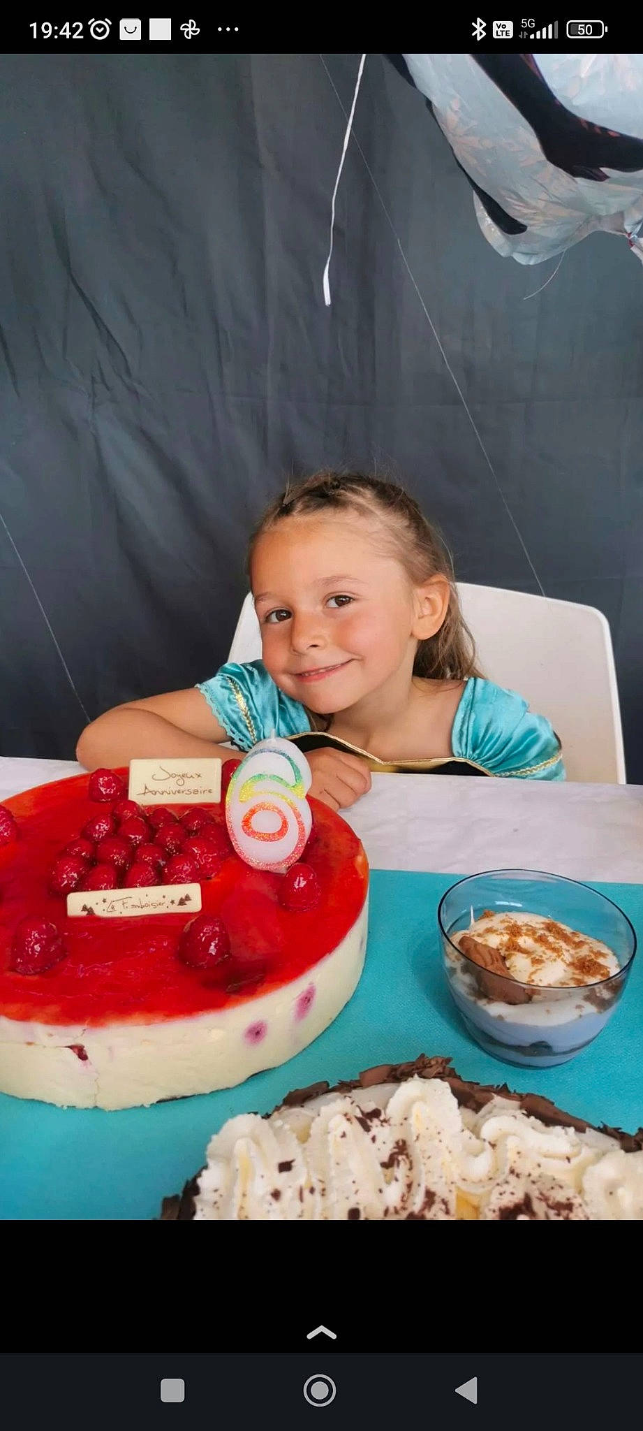 Louna participe au concours pour gagner de l'argent avec cette photo : baked_goods, birthday_cake, cake, cake_decorating, cream, cuisine, dessert, dish, dishware, event, food, ingredient, joy, person, plate, recipe, smile, sugar_cake, sweetness, table