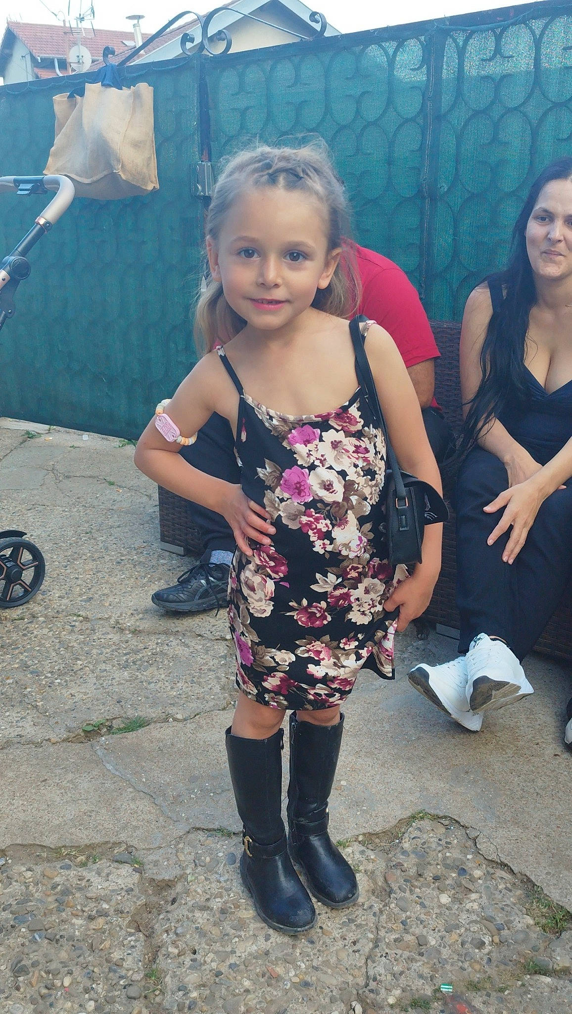 Louna participe au concours pour gagner de l'argent avec cette photo : arm, dress, event, fashion_design, flooring, footwear, fun, happy, human_leg, joint, joy, person, sandal, shoe, smile, sneakers, standing, style, summer, thigh