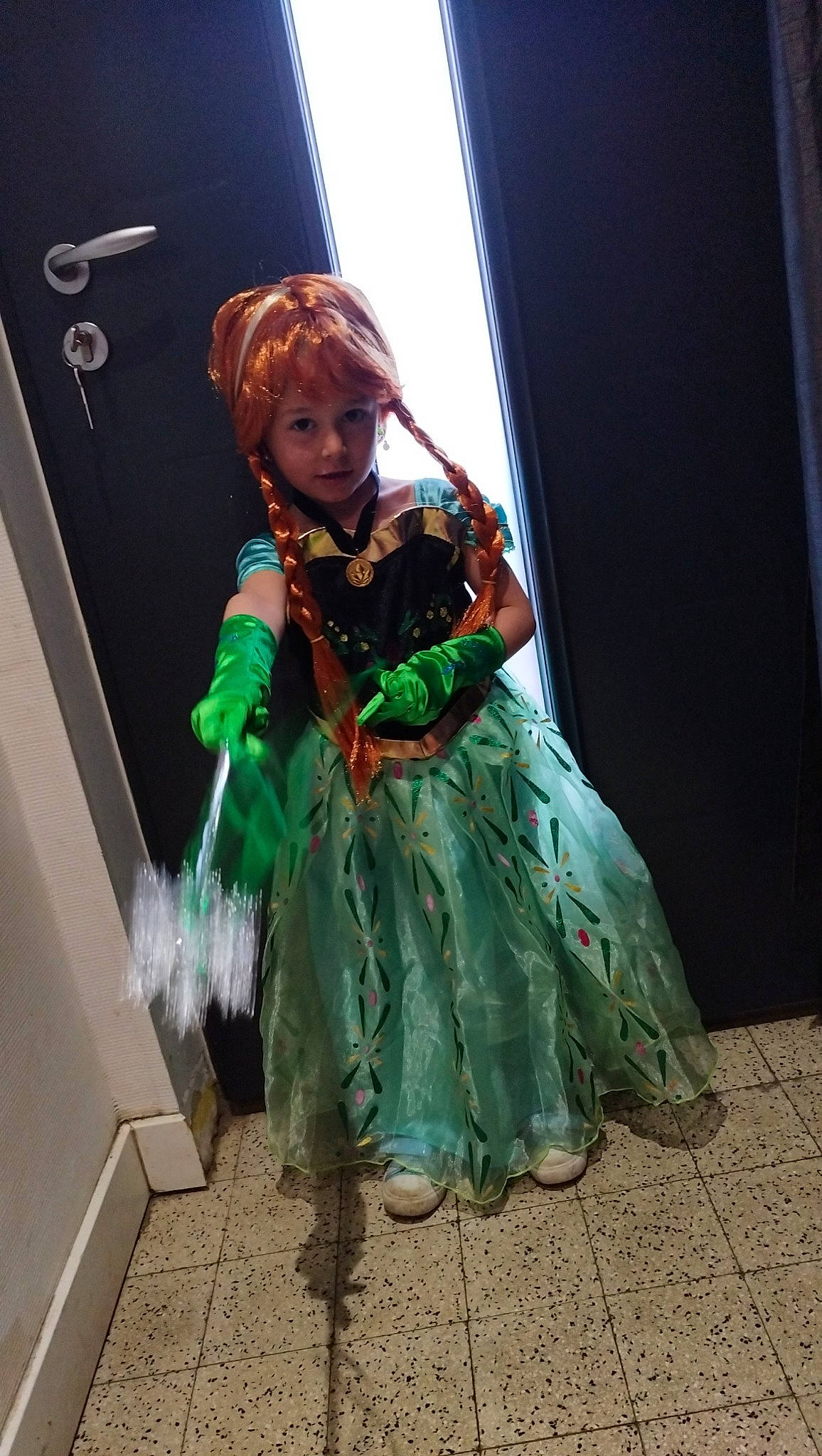 Louna participe au concours pour gagner de l'argent avec cette photo : cocktail_dress, costume, costume_design, dress, event, fashion_accessory, fashion_design, fawn, fictional_character, formal_wear, fun, fur, glove, hair_coloring, hime_cut, human_leg, long_hair, person, ruffle, wig