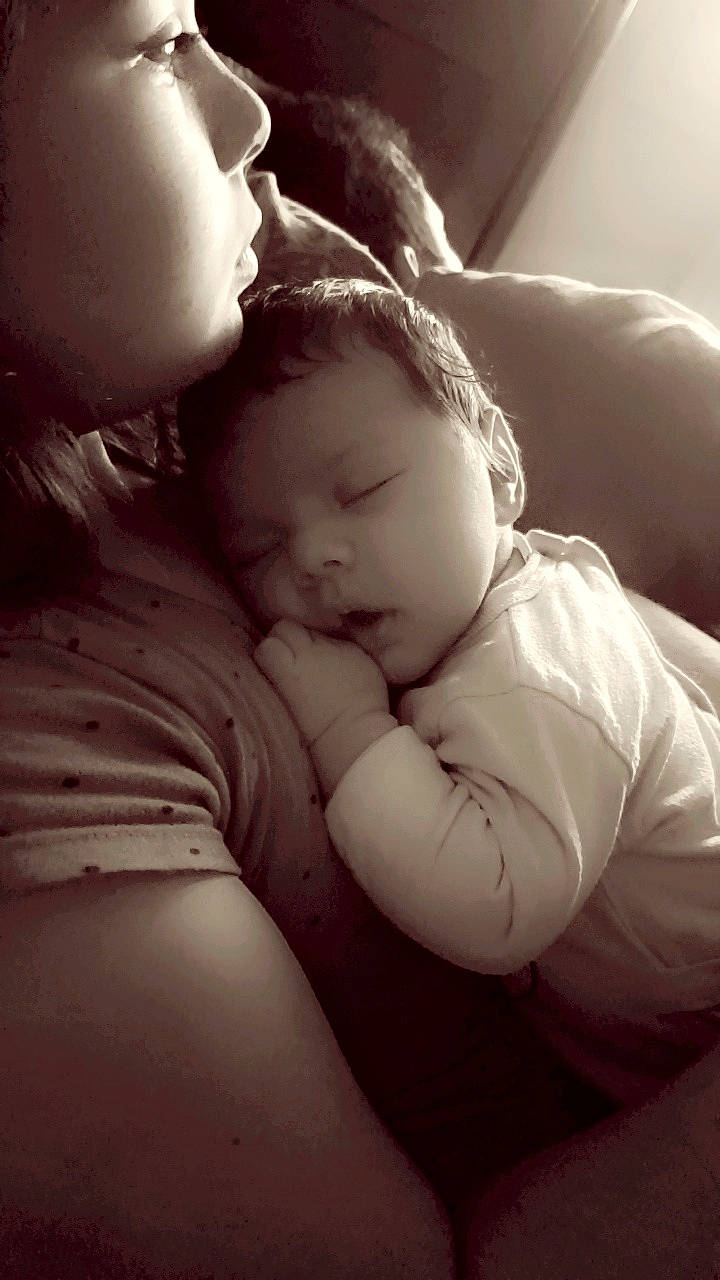 Louis a rejoint le concours — aidez-le/la à gagner de superbes lots ! baby, birth, black_and_white, cheek, child, hand, hug, love, monochrome, mother, nap, nose, person, photograph, photography, sibling, skin, sleep, smile, toddler