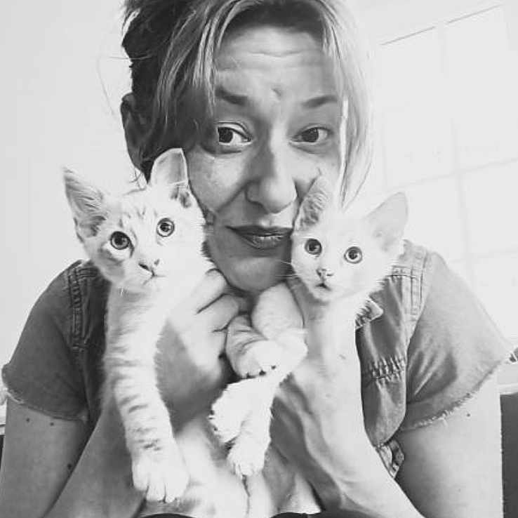 Guyguy Et Gueguette a rejoint le concours — aidez-le/la à gagner de superbes lots ! abyssinian, accessories, adult, animal, cat, earring, face, female, happy, head, jewelry, kitten, necklace, person, pet, photography, portrait, selfie, smile, woman