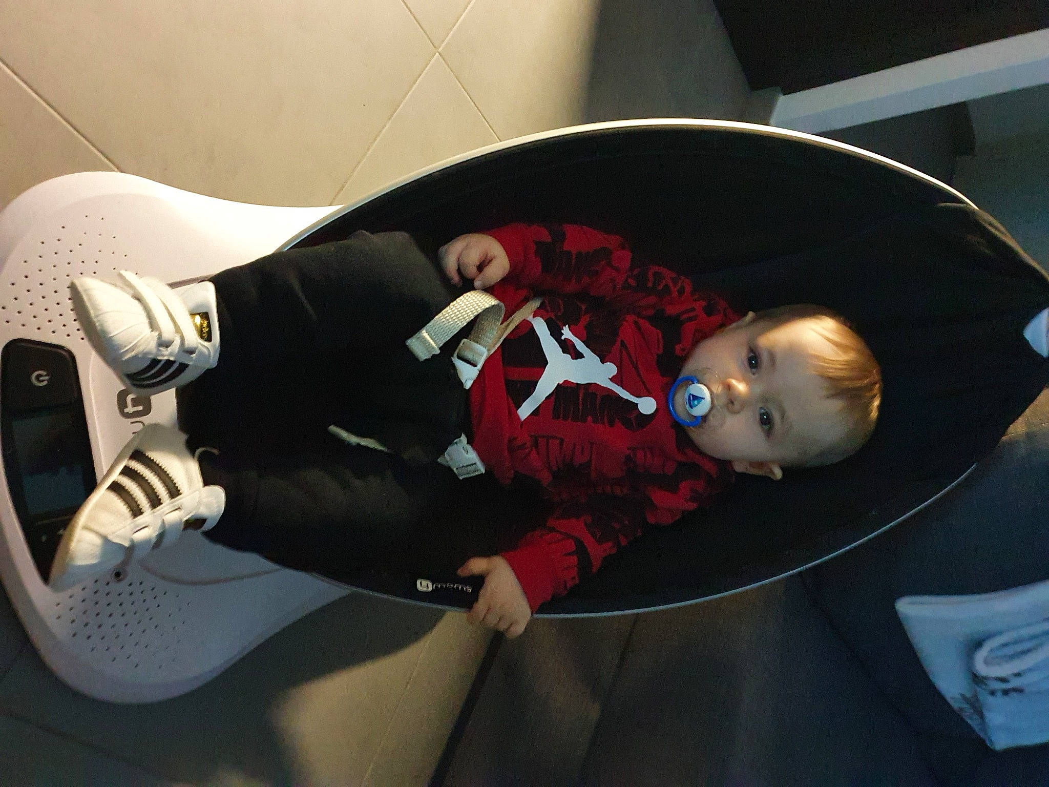 Ethan a rejoint le concours — aidez-le/la à gagner de superbes lots ! athletic_shoe, automotive_design, car_seat, carmine, comfort, elbow, fashion_accessory, fictional_character, flooring, font, foot, human_leg, knee, outdoor_shoe, person, personal_protective_equipment, sportswear, thigh, toy, vehicle_door