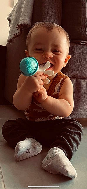 Ethan participe au concours pour gagner de l'argent avec cette photo : arm, baby, baby_playing_with_toys, baby_toddler_clothing, cheek, drinkware, face, facial_expression, gesture, happy, head, human_body, joint, leg, mouth, muscle, neck, nose, person, skin
