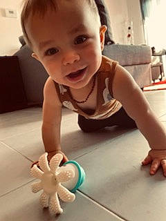 Ethan a rejoint le concours — aidez-le/la à gagner de superbes lots ! baby, baby_toddler_clothing, child, crawling, dress, face, finger, floor, flooring, fun, happy, hardwood, head, human_body, person, product, skin, smile, thumb, toddler