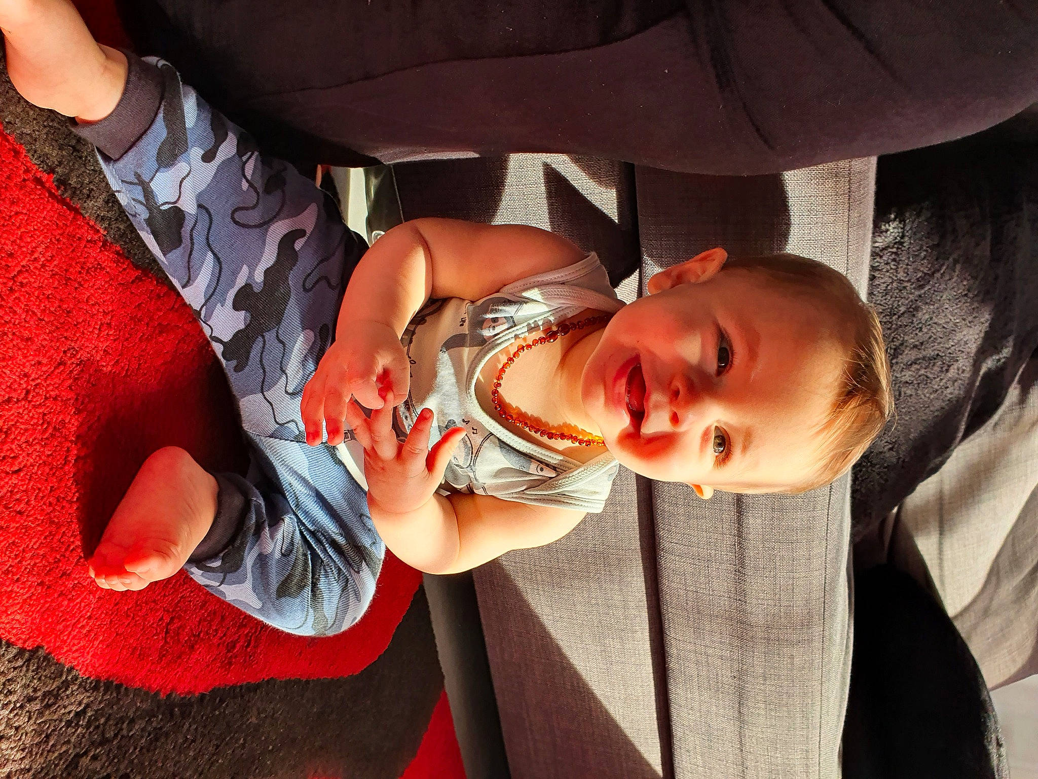 Ethan participe au concours pour gagner de l'argent avec cette photo : baby, child, comfort, cool, dress, fashion, fun, glasses, happy, hat, human, joy, mammal, mouth, orange, person, plant, skin, smile, sunglasses