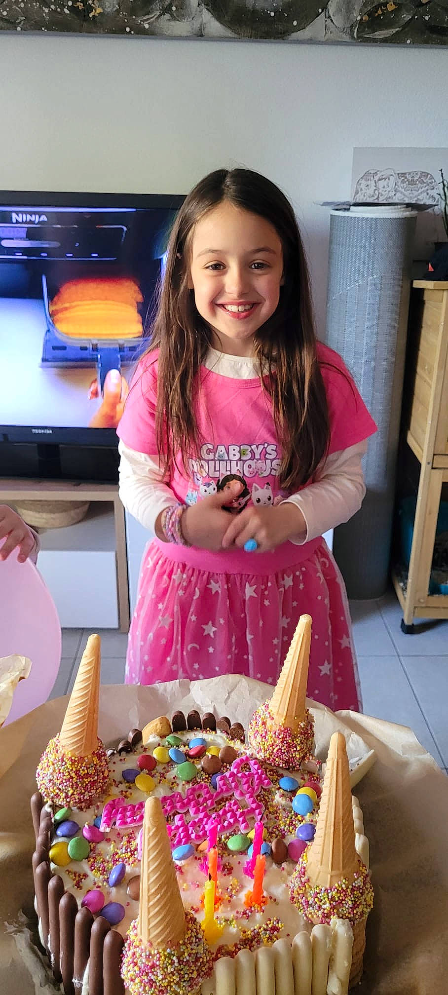 Leana a rejoint le concours — aidez-le/la à gagner de superbes lots ! baking, birthday, birthday_cake, buttercream, cake_decorating, cake_decorating_supply, chair, child, cuisine, dessert, event, food, fun, joy, party_supply, person, pink, smile, snapshot, sugar_cake