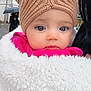 Esmée participe au concours pour gagner de l'argent avec cette photo : baby, child, portrait, face, blue_eyes, knitted_hat, beige_hat, blanket, white_blanket, pink_clothing, outdoor, rainy_day, umbrella, person, winter_clothing, cute, close_up, warm, soft_texture, curious