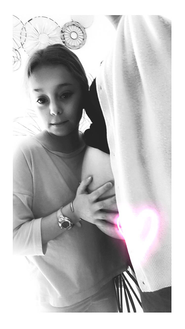 Livia a rejoint le concours — aidez-le/la à gagner de superbes lots ! arm, beauty, black_and_white, elbow, eyelash, flash_photography, gesture, hairstyle, happy, jewellery, joint, monochrome_photography, neck, person, shoulder, sleeve, standing, style, t_shirt, waist