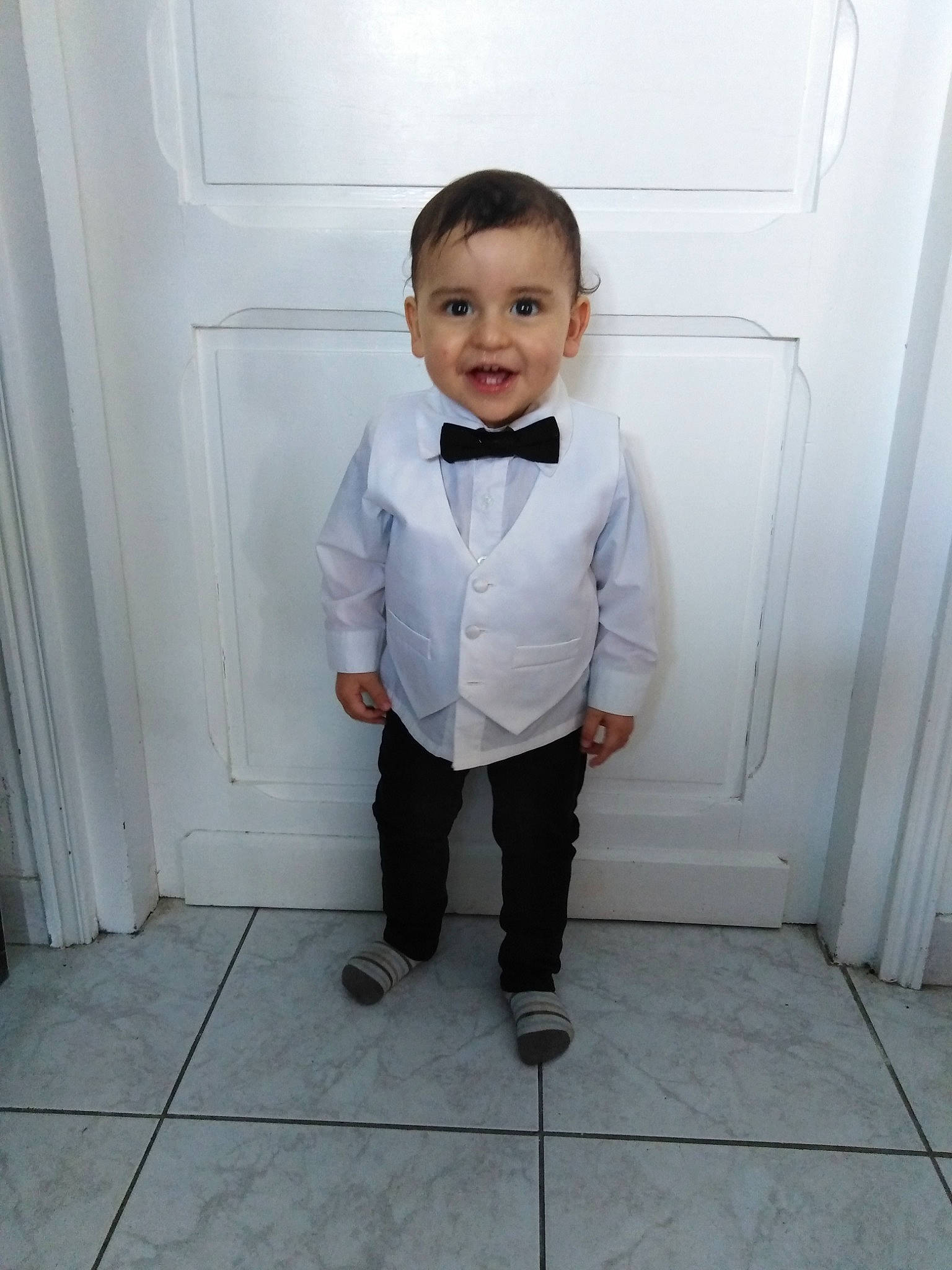 Quentin participe au concours pour gagner de l'argent avec cette photo : child, clothing, formal_wear, outerwear, person, shoe, smile, standing, suit, toddler, tuxedo, uniform