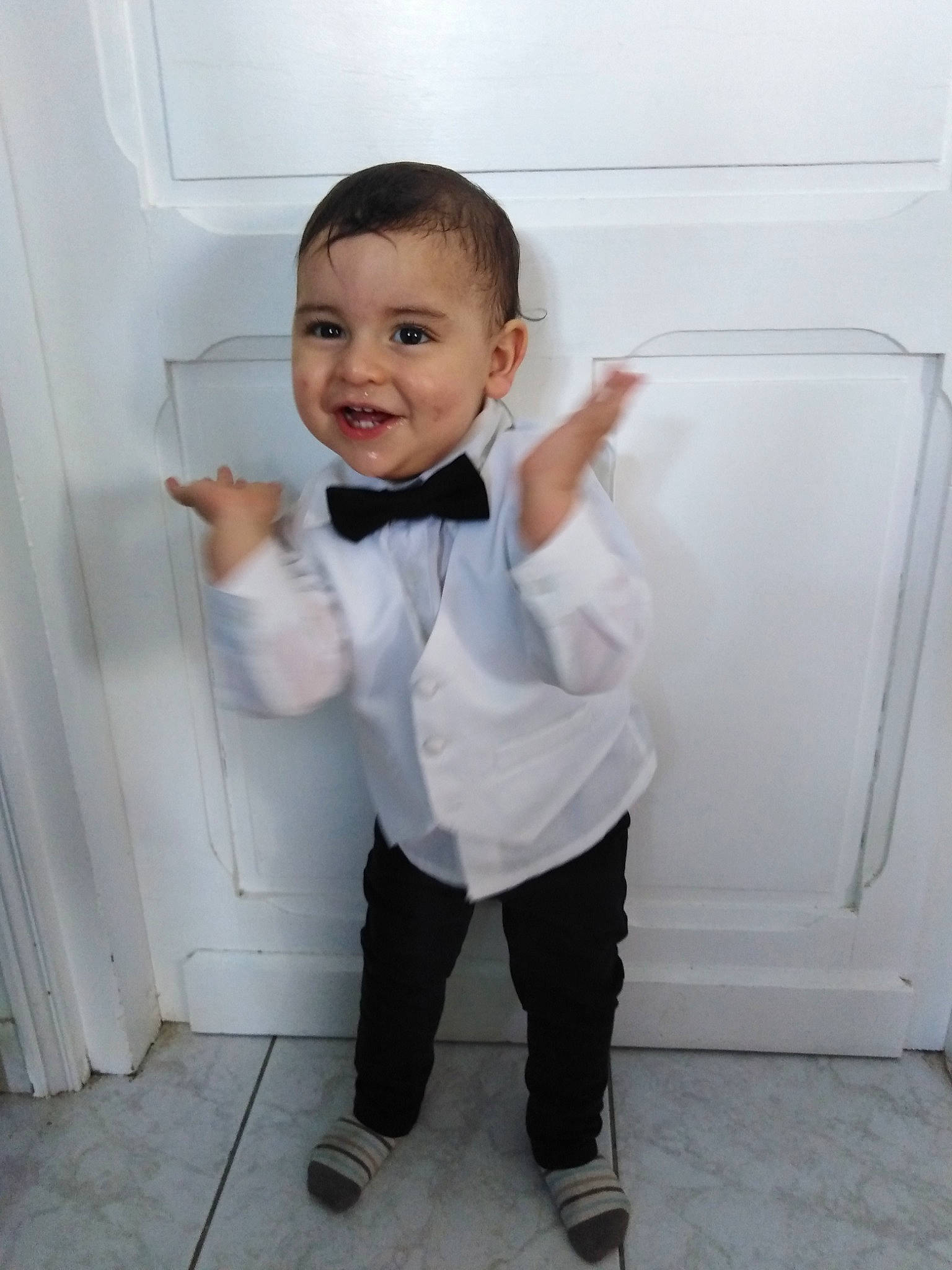 Quentin participe au concours pour gagner de l'argent avec cette photo : arm, baby, child, gesture, joy, outerwear, person, sleeve, standing, toddler