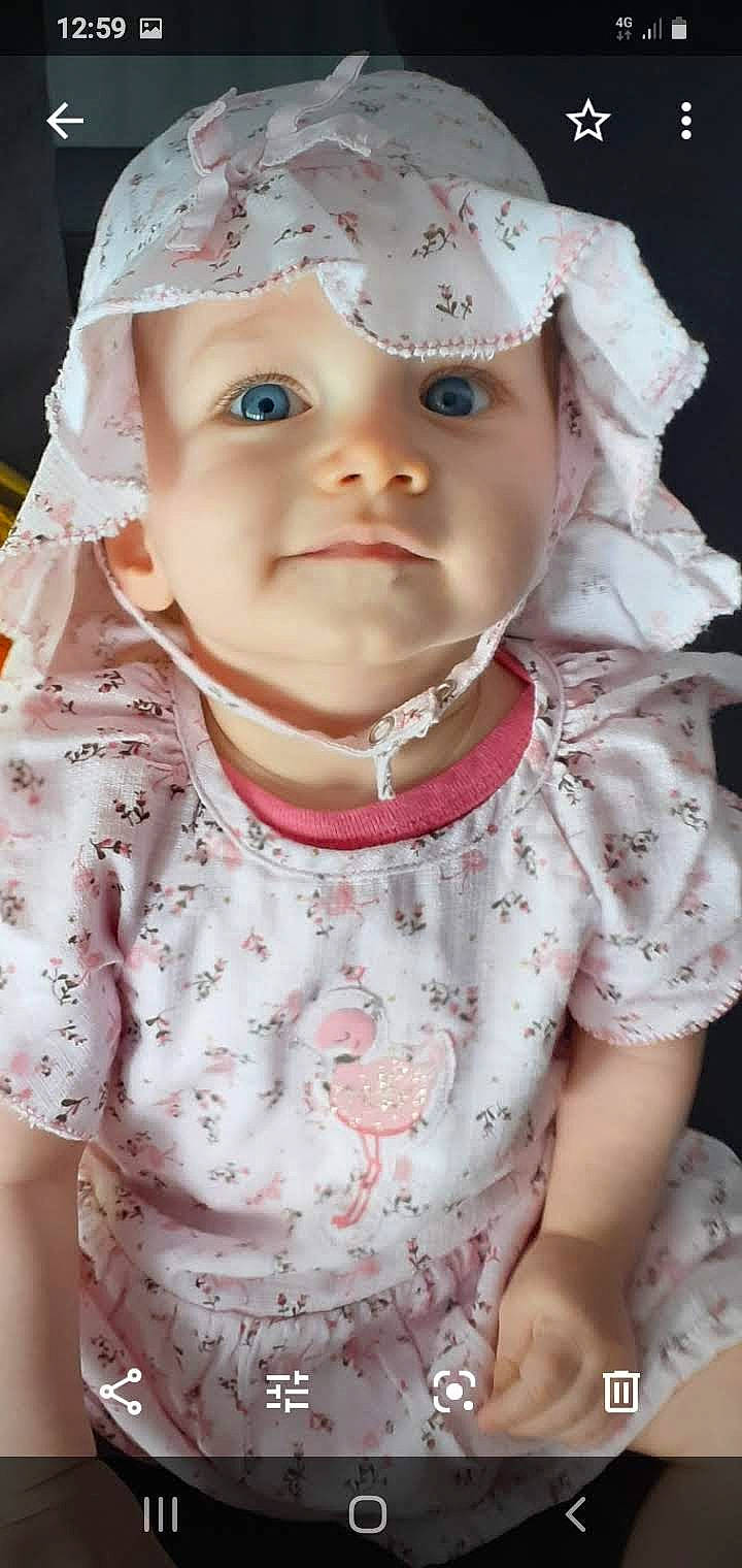 Nina participe au concours pour gagner de l'argent avec cette photo : baby, bonnet, cheek, child, ear, eye, face, forehead, hair_accessory, head, headgear, headwear, iris, lip, nose, person, pink, skin, smile, toddler