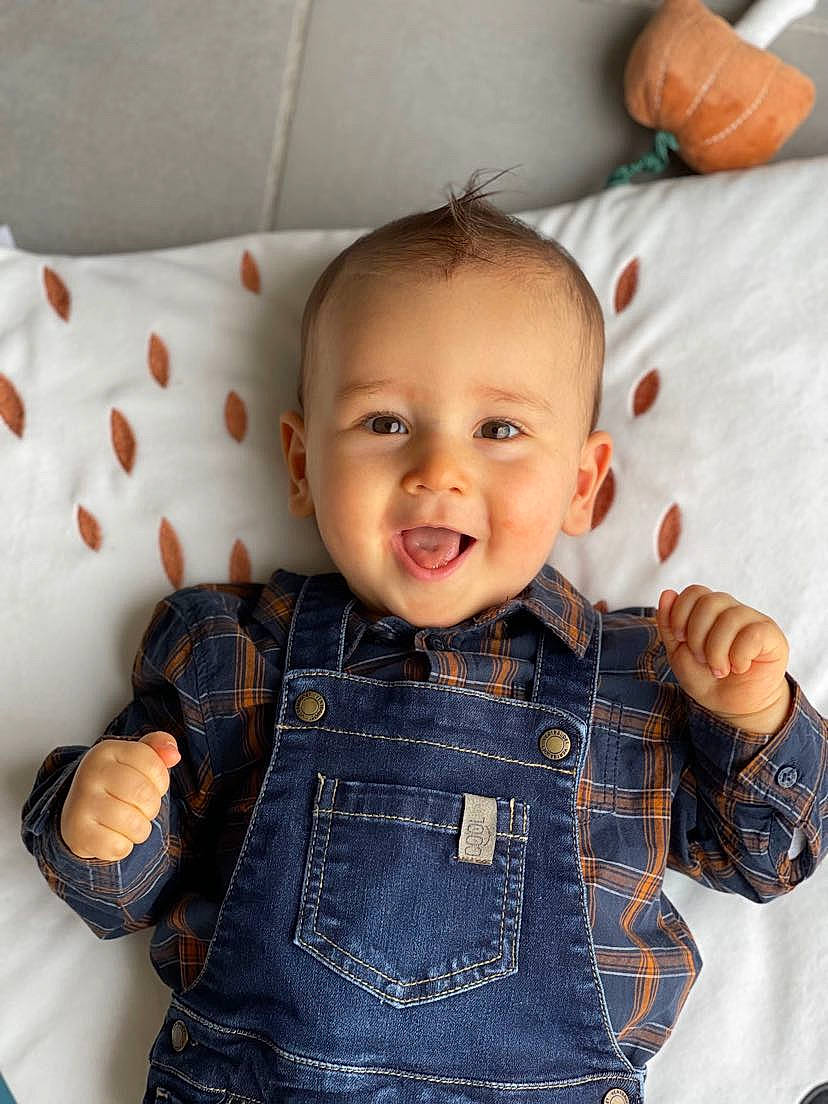 Nolan a rejoint le concours — aidez-le/la à gagner de superbes lots ! baby_toddler_clothing, collar, denim, face, facial_expression, finger, happy, head, iris, orange, outerwear, person, plaid, product, skin, sleeve, smile, t_shirt, tartan, textile