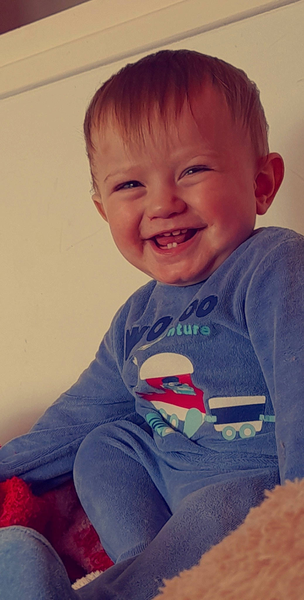 Noam participe au concours pour gagner de l'argent avec cette photo : arm, cheek, chin, eye, eyebrow, facial_expression, forehead, hair, hairstyle, human, human_body, joy, lip, mouth, muscle, neck, nose, person, product, shoulder