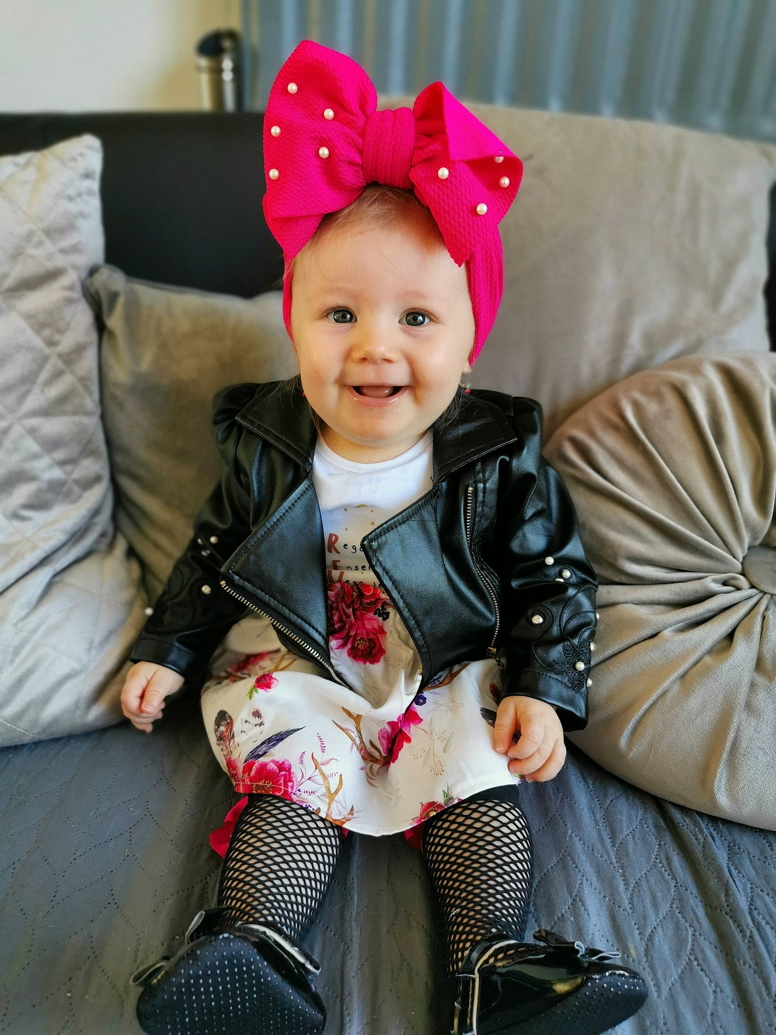 Luciana a rejoint le concours — aidez-le/la à gagner de superbes lots ! baby, baby_toddler_clothing, costume_hat, couch, event, eye, fashion_accessory, fun, happy, hat, head, headgear, joy, magenta, person, personal_protective_equipment, pink, sitting, sleeve, smile