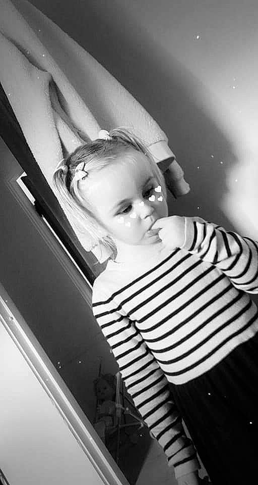 Eden a rejoint le concours — aidez-le/la à gagner de superbes lots ! beauty, black, black_and_white, child, eye, long_hair, monochrome, monochrome_photography, person, photo_shoot, photography, smile, style, white