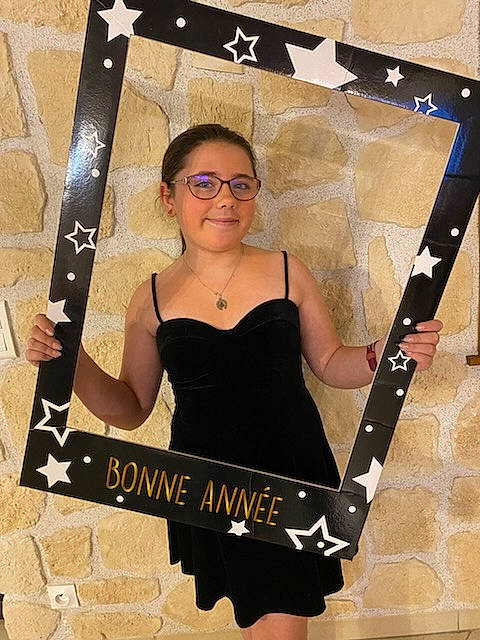 Gaelle participe au concours pour gagner de l'argent avec cette photo : arm, belt, chest, cocktail_dress, cool, event, eyewear, fashion, fashion_accessory, fashion_design, fashion_model, flash_photography, font, hairstyle, jewellery, joy, necklace, person, sleeve, smile