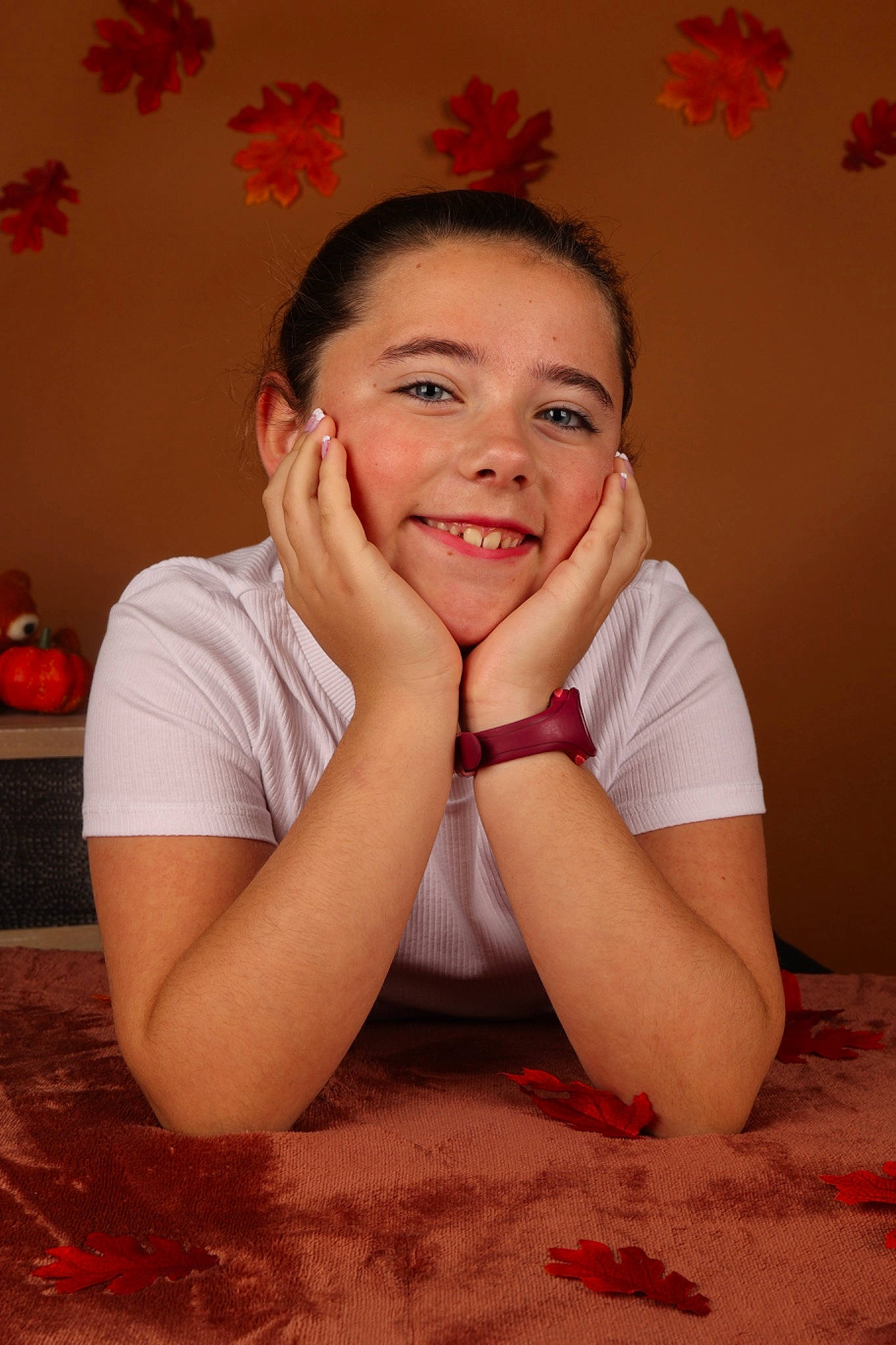 Gaelle participe au concours pour gagner de l'argent avec cette photo : brown_hair, cheek, chin, elbow, flash_photography, flooring, forehead, fun, gesture, happy, human_leg, jewellery, joy, lip, neck, person, sitting, skin, sleeve, smile