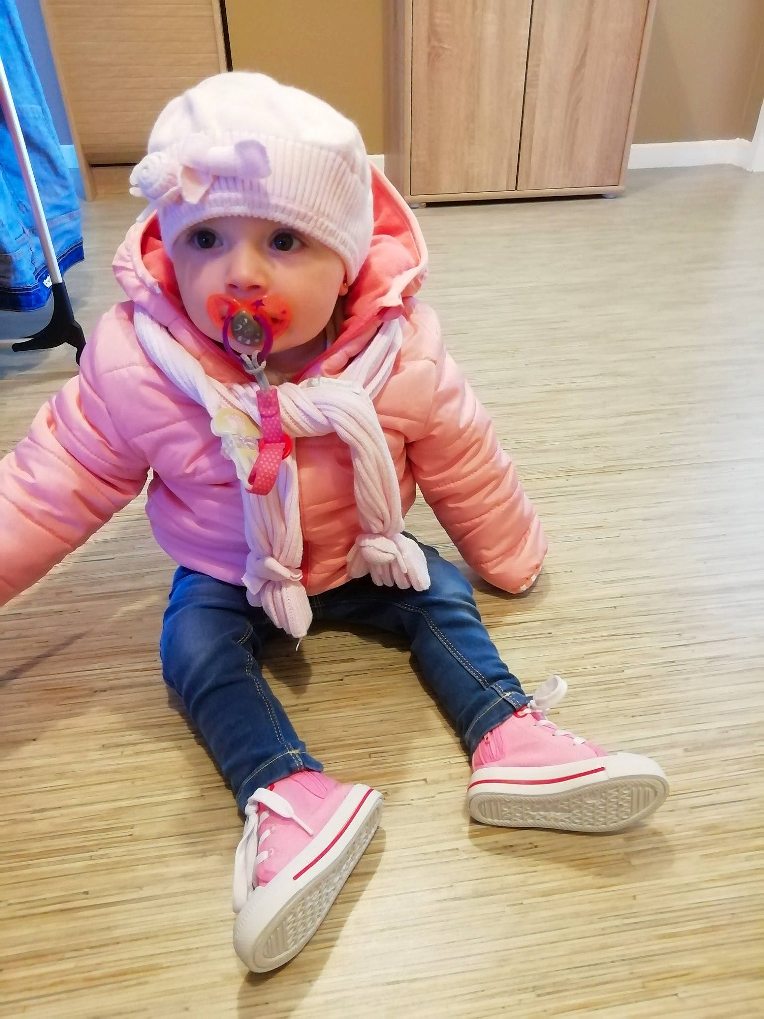 Keylia participe au concours pour gagner de l'argent avec cette photo : baby, child, floor, flooring, footwear, headgear, headwear, outerwear, person, pink, play, shoe, toddler