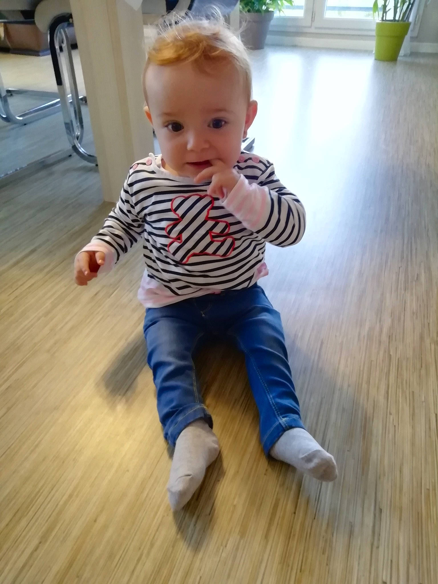 Keylia a rejoint le concours — aidez-le/la à gagner de superbes lots ! baby, baby_toddler_clothing, cheek, child, floor, flooring, hardwood, joint, leg, outerwear, person, play, shoe, shoulder, sitting, skin, sleeve, standing, toddler, wood