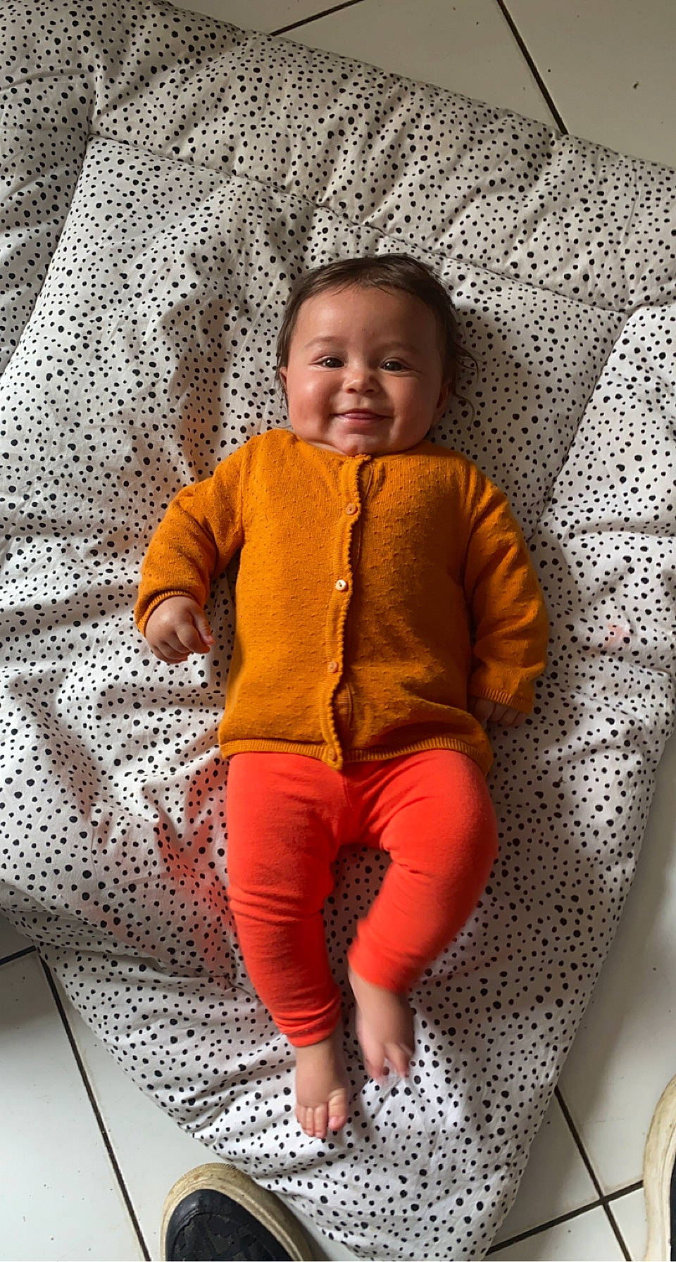 Zina a rejoint le concours — aidez-le/la à gagner de superbes lots ! baby_toddler_clothing, child, comfort, face, flooring, happy, head, human_body, jacket, joy, leg, linens, outerwear, pattern, people, person, photograph, sleeve, smile, textile