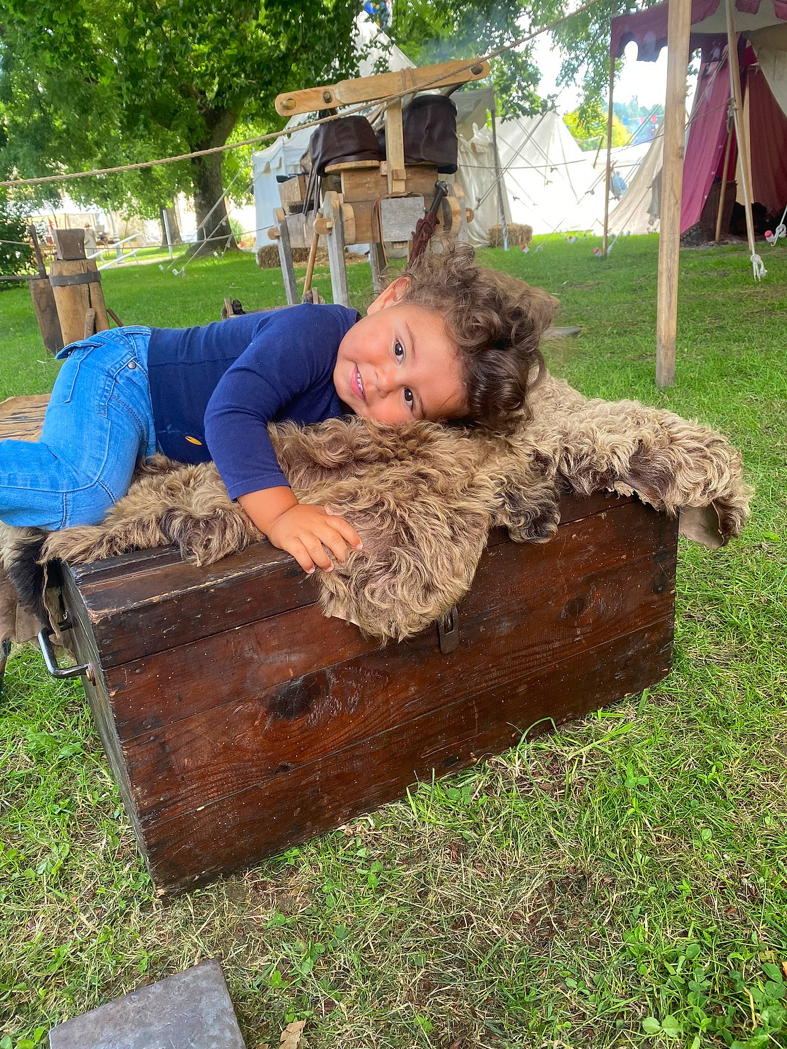 Mohamed-aziz a rejoint le concours — aidez-le/la à gagner de superbes lots ! art, backyard, fun, garden, grass, landscape, landscaping, leisure, person, plant, recreation, shade, shrub, sitting, smile, soil, t_shirt, tree, trunk, wood