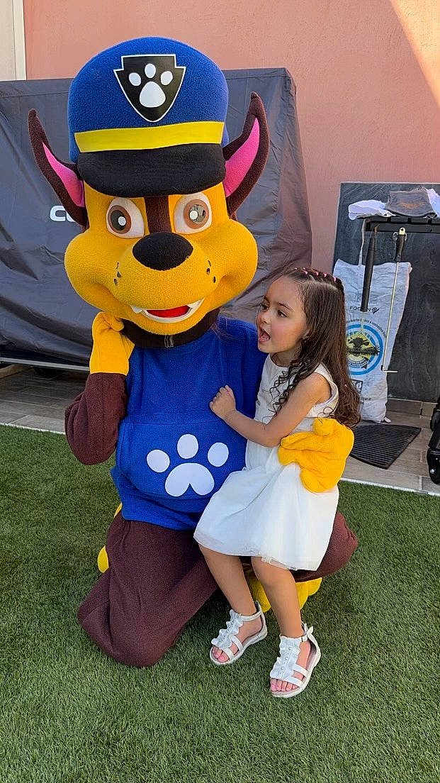 Naya participe au concours pour gagner de l'argent avec cette photo : animated_cartoon, bag, child, costume, costume_hat, event, fictional_character, fun, games, happy, hat, luggage_and_bags, mascot, party_supply, person, recreation, sandal, shorts, smile, t_shirt