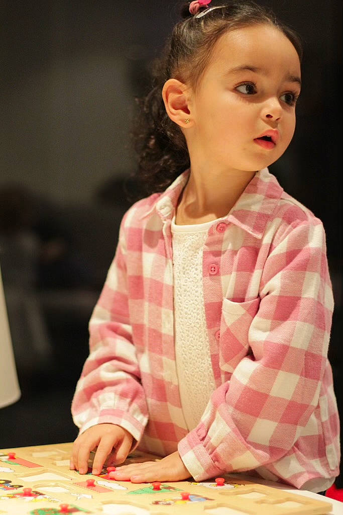 Naya participe au concours pour gagner de l'argent avec cette photo : chair, child, entertainment, event, eyewear, fashion, fashion_design, fun, hairstyle, human, necklace, pattern, people, person, plaid, play, recreation, sitting, t_shirt, table