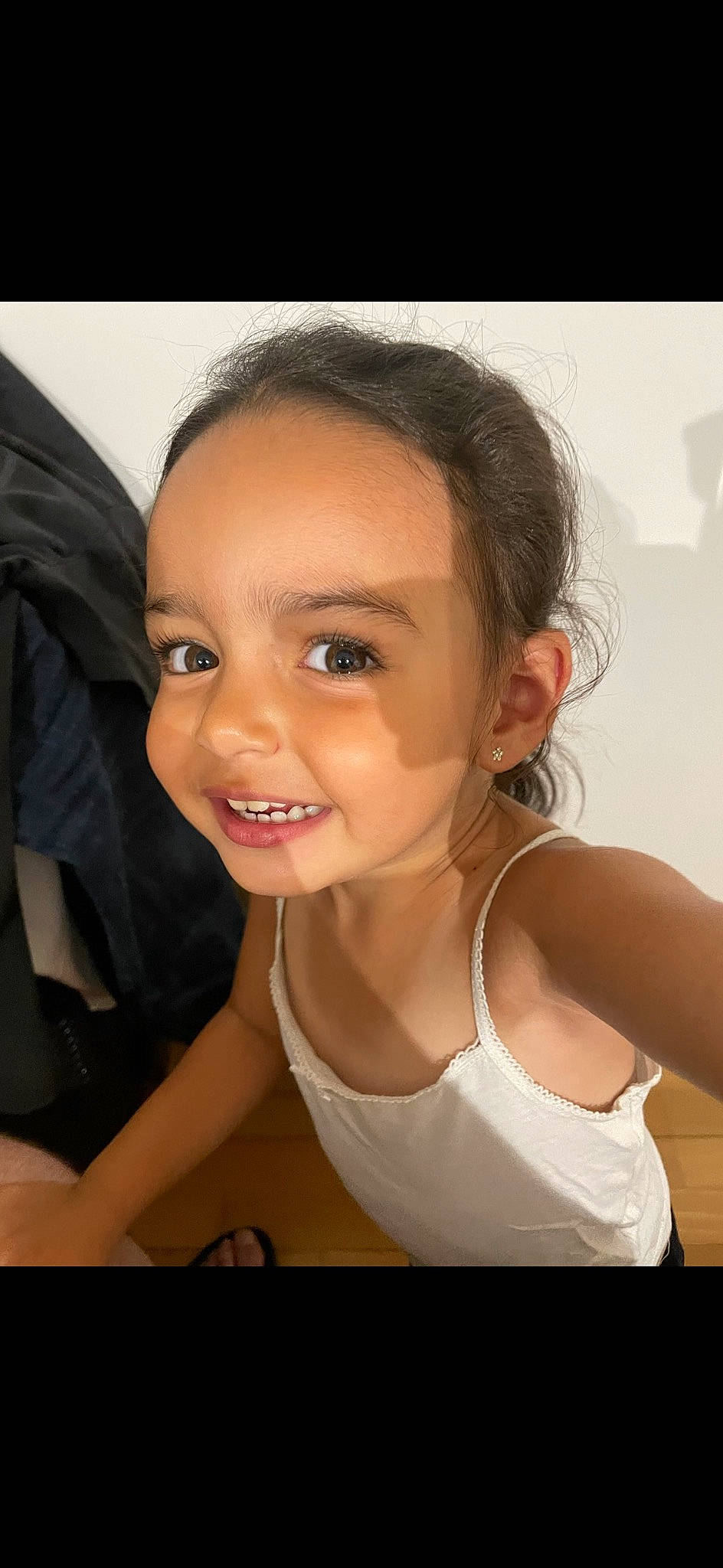 Naya participe au concours pour gagner de l'argent avec cette photo : active_tank, arm, camisoles, cheek, chin, eye, eyebrow, eyelash, flash_photography, gesture, hair, happy, iris, joy, lip, neck, nose, person, shoulder, skin