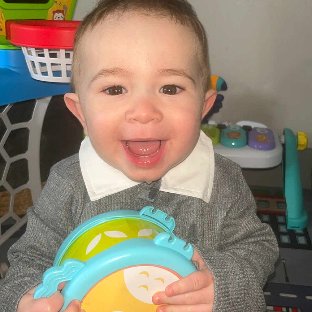 Kinay participe au concours pour gagner de l'argent avec cette photo : baby, child, smiling, toy, playroom, indoor, cute, happy, face, clothing, hands, colorful, education, fun, sitting, young, infant, play, person, room