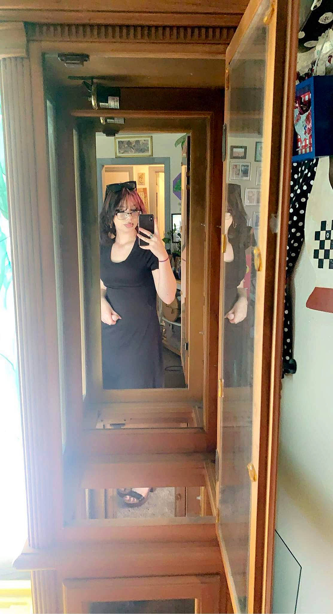 Danielle is registered to the contest to win money with this photo: door, door_handle, fixture, glass, hardwood, home_door, machine, mirror, person, reflection, room, screen_door, sunglasses, t_shirt, varnish, vehicle_door, waist, window, wood