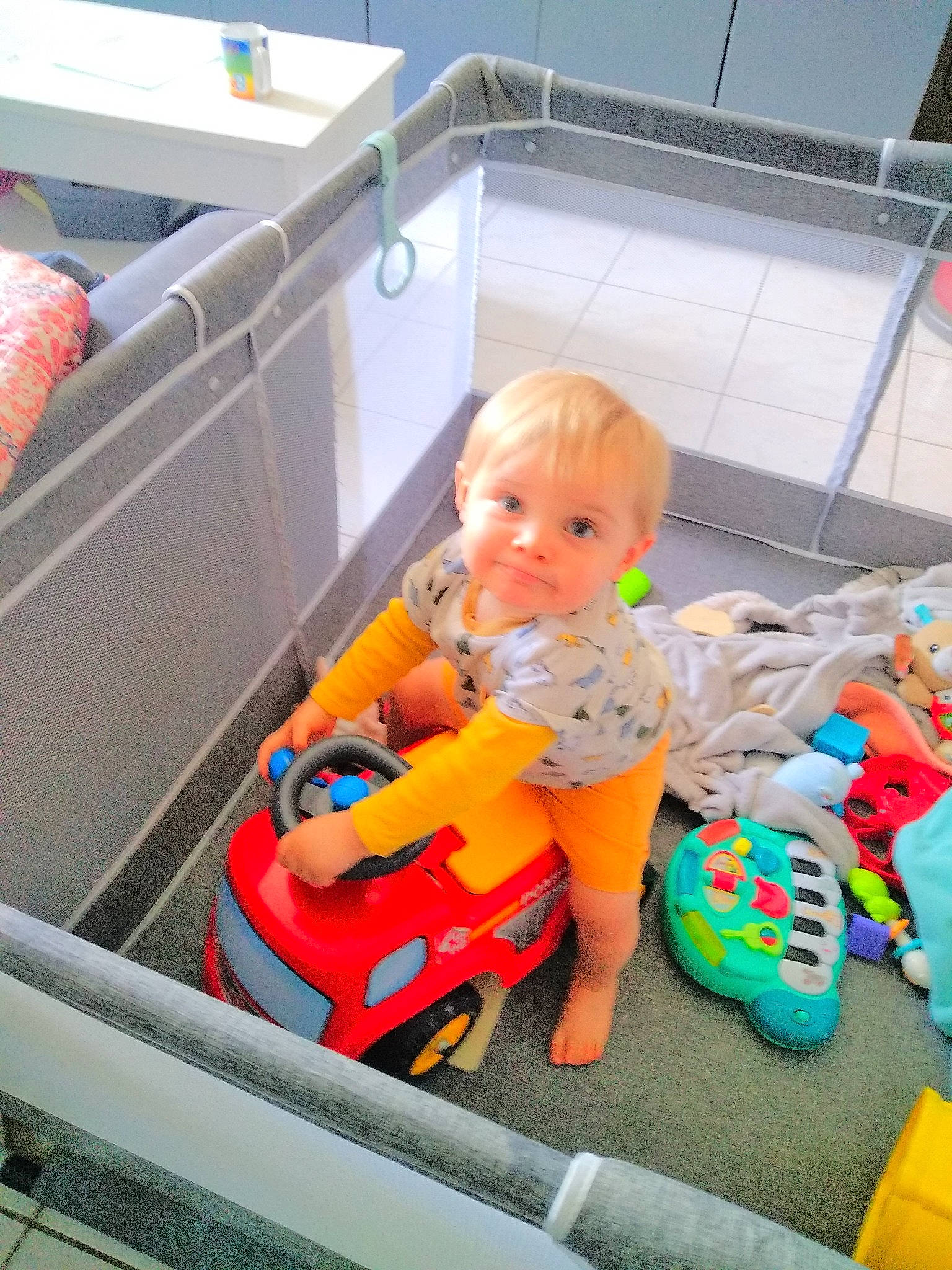 Léo a rejoint le concours — aidez-le/la à gagner de superbes lots ! automotive_design, baby_products, baby_toys, bag, car_seat, child, comfort, doll, fun, lap, leisure, luggage_and_bags, motor_vehicle, orange, person, plastic, sitting, stuffed_toy, toddler, toy